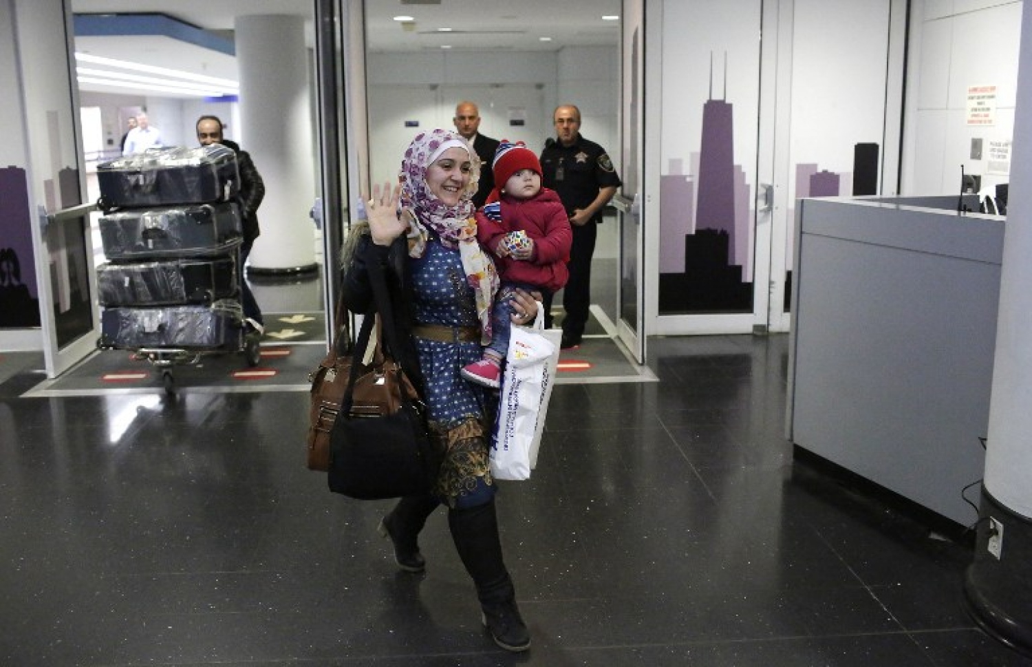 ސީރިއާގެ ރެފިއުޖީންތަކެއް ޝިކާގޯ އެއާޕޯޓުން ނުކުންނަނީ. --ފޮޓޯ:އޭއެފްޕީ