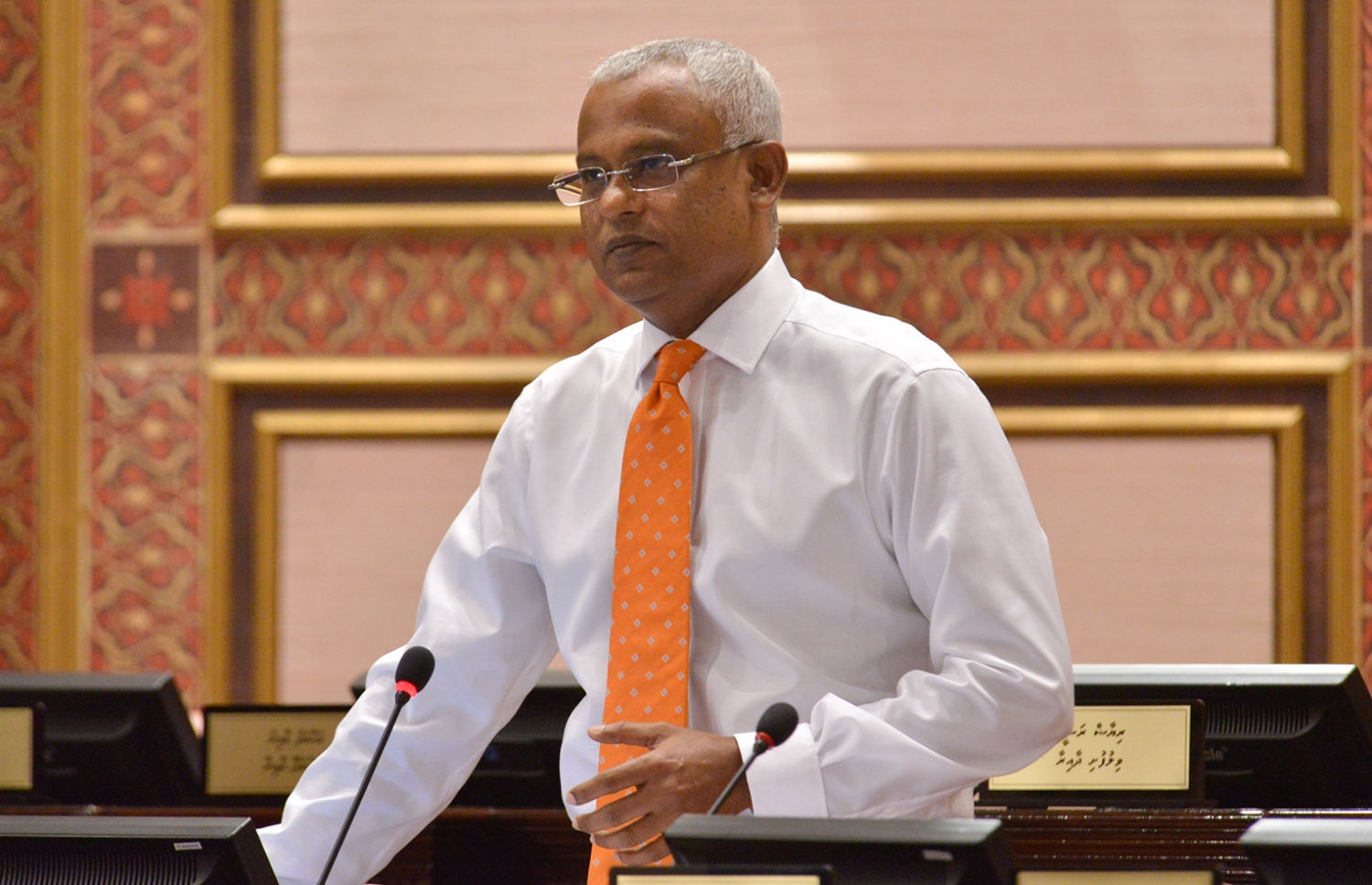 ރައްޔިތުންގެ މަޖިލީހުގެ މައިނޯރިޓީ ލީޑަރު، ހިންނަވަރު ދާއިރާގެ އިބްރާހީމް މުހައްމަދު ސޯލިހް ރައްޔިތުންގެ މަޖިލީހުގެ ޖަލްސާއެއްގައި ވާހަކަ ދައްކަވަނީ. --ފޮޓޯ މަޖިލިސް