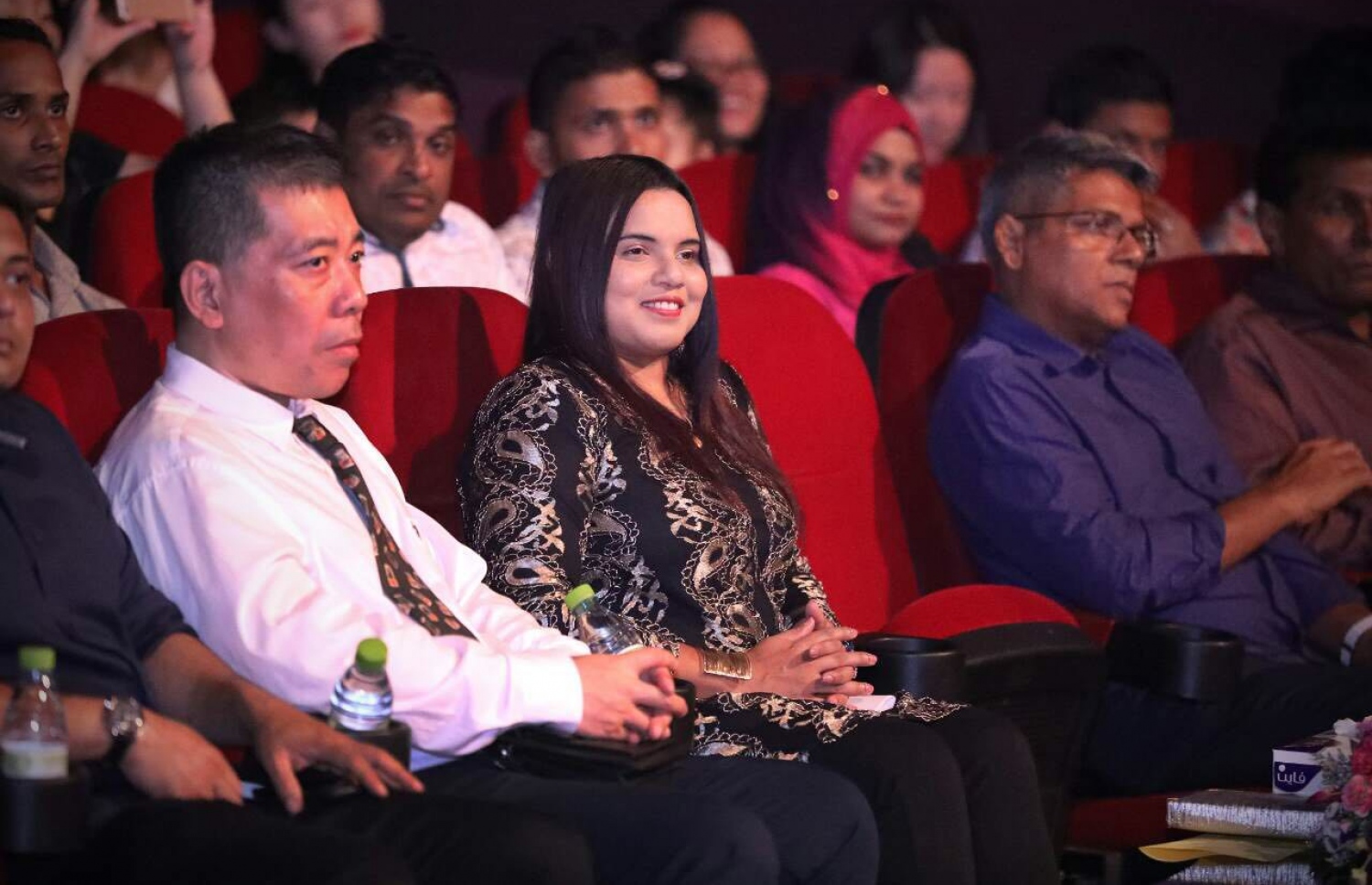 މާލެ: ފެބްރުއަރީ 7، 2017: ރާއްޖެ އާއި ޗައިނާއާ ދެމެދު ސިޔާސީ ގުޅުން ގާއިމްކުރިތާ 45 އަހަރު ފާހަގަކުރުމަށް އޮލިމްޕަހުގައި ބޭއްވި ހަފްލާއެއްގައި ޔޫތު މިނިސްޓަރު އިރުތިޝާމް އާދަމް އަދި ޗައިނާ އެމްބަސަޑަރު ވަންގް ފުކާންގެ އިތުރުން މަޖިލީހުގެ ބައެއް މެމްބަރުން ބައިވެރިވެ ވަޑައިގަންނަވަނީ.-- ފޮޓޯ: ޔޫތު މިނިސްޓްރީ