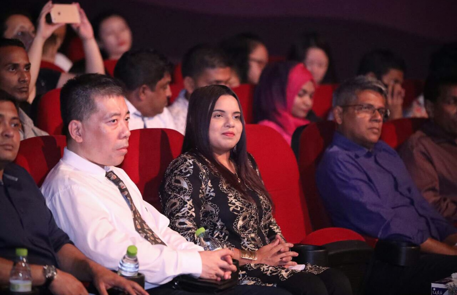 މާލެ: ފެބްރުއަރީ 7، 2017: ރާއްޖެ އާއި ޗައިނާއާ ދެމެދު ސިޔާސީ ގުޅުން ގާއިމްކުރިތާ 45 އަހަރު ފާހަގަކުރުމަށް އޮލިމްޕަހުގައި ބޭއްވި ހަފްލާއެއްގައި ޔޫތު މިނިސްޓަރު އިރުތިޝާމް އާދަމް އަދި ޗައިނާ އެމްބަސަޑަރު ވަންގް ފުކާންގެ އިތުރުން މަޖިލީހުގެ ބައެއް މެމްބަރުން ބައިވެރިވެ ވަޑައިގަންނަވަނީ.-- ފޮޓޯ: ޔޫތު މިނިސްޓްރީ