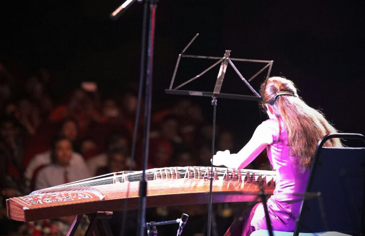 މާލެ: ފެބްރުއަރީ 7، 2017: ރާއްޖެ އާއި ޗައިނާއާ ދެމެދު ސިޔާސީ ގުޅުން ގާއިމްކުރިތާ 45 އަހަރު ފާހަގަކުރުމަށް އޮލިމްޕަހުގައި ބޭއްވި ހަފްލާއެއްގައި ޗައިނާގެ އޮކެސްޓްރާ ޓީމް ޝޯއެއް ހުށަހަޅާދެނީ.-- ފޮޓޯ: ޔޫތު މިނިސްޓްރީ