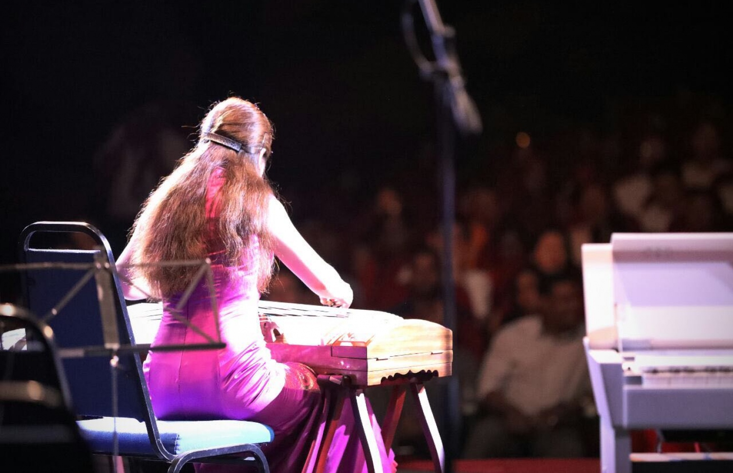 މާލެ: ފެބްރުއަރީ 7، 2017: ރާއްޖެ އާއި ޗައިނާއާ ދެމެދު ސިޔާސީ ގުޅުން ގާއިމްކުރިތާ 45 އަހަރު ފާހަގަކުރުމަށް އޮލިމްޕަހުގައި ބޭއްވި ހަފްލާއެއްގައި ޗައިނާގެ އޮކެސްޓްރާ ޓީމް ޝޯއެއް ހުށަހަޅާދެނީ.-- ފޮޓޯ: ޔޫތު މިނިސްޓްރީ