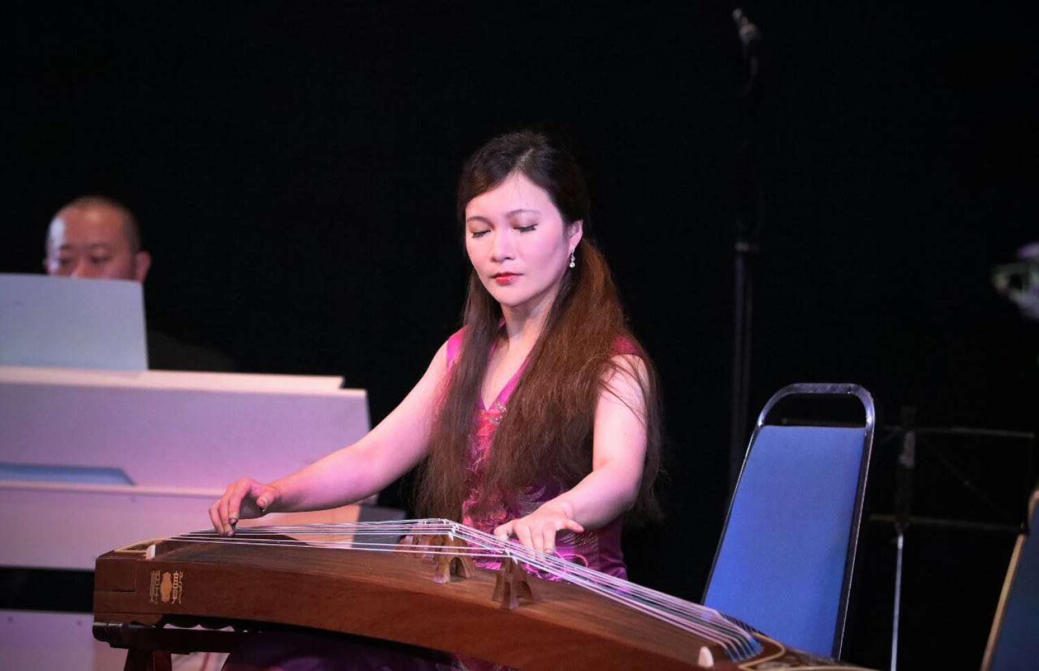 މާލެ: ފެބްރުއަރީ 7، 2017: ރާއްޖެ އާއި ޗައިނާއާ ދެމެދު ސިޔާސީ ގުޅުން ގާއިމްކުރިތާ 45 އަހަރު ފާހަގަކުރުމަށް އޮލިމްޕަހުގައި ބޭއްވި ހަފްލާއެއްގައި ޗައިނާގެ އޮކެސްޓްރާ ޓީމް ޝޯއެއް ހުށަހަޅާދެނީ.-- ފޮޓޯ: ޔޫތު މިނިސްޓްރީ