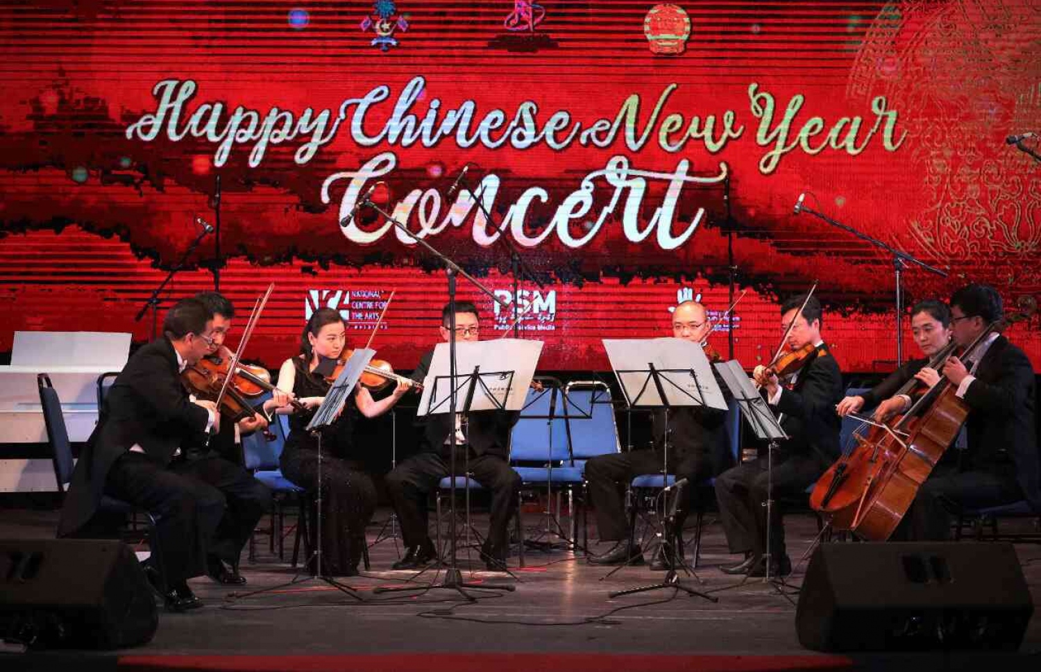 މާލެ: ފެބްރުއަރީ 7، 2017: ރާއްޖެ އާއި ޗައިނާއާ ދެމެދު ސިޔާސީ ގުޅުން ގާއިމްކުރިތާ 45 އަހަރު ފާހަގަކުރުމަށް އޮލިމްޕަހުގައި ބޭއްވި ހަފްލާއެއްގައި ޗައިނާގެ އޮކެސްޓްރާ ޓީމް ޝޯއެއް ހުށަހަޅާދެނީ.-- ފޮޓޯ: ޔޫތު މިނިސްޓްރީ