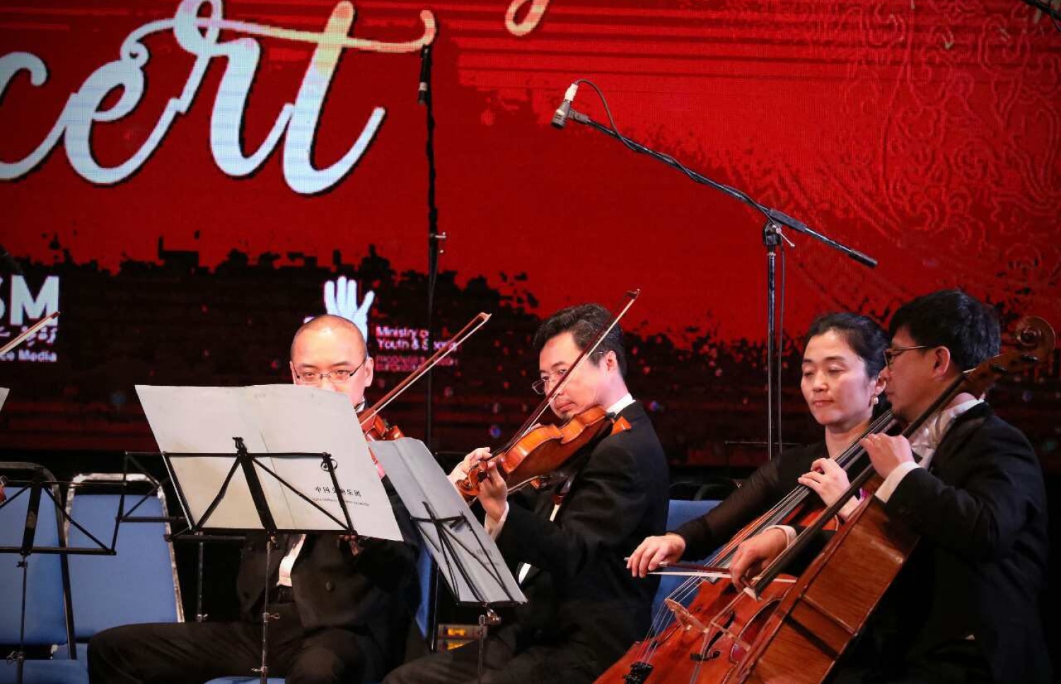 މާލެ: ފެބްރުއަރީ 7، 2017: ރާއްޖެ އާއި ޗައިނާއާ ދެމެދު ސިޔާސީ ގުޅުން ގާއިމްކުރިތާ 45 އަހަރު ފާހަގަކުރުމަށް އޮލިމްޕަހުގައި ބޭއްވި ހަފްލާއެއްގައި ޗައިނާގެ އޮކެސްޓްރާ ޓީމް ޝޯއެއް ހުށަހަޅަނީ.-- ފޮޓޯ: ޔޫތު މިނިސްޓްރީ