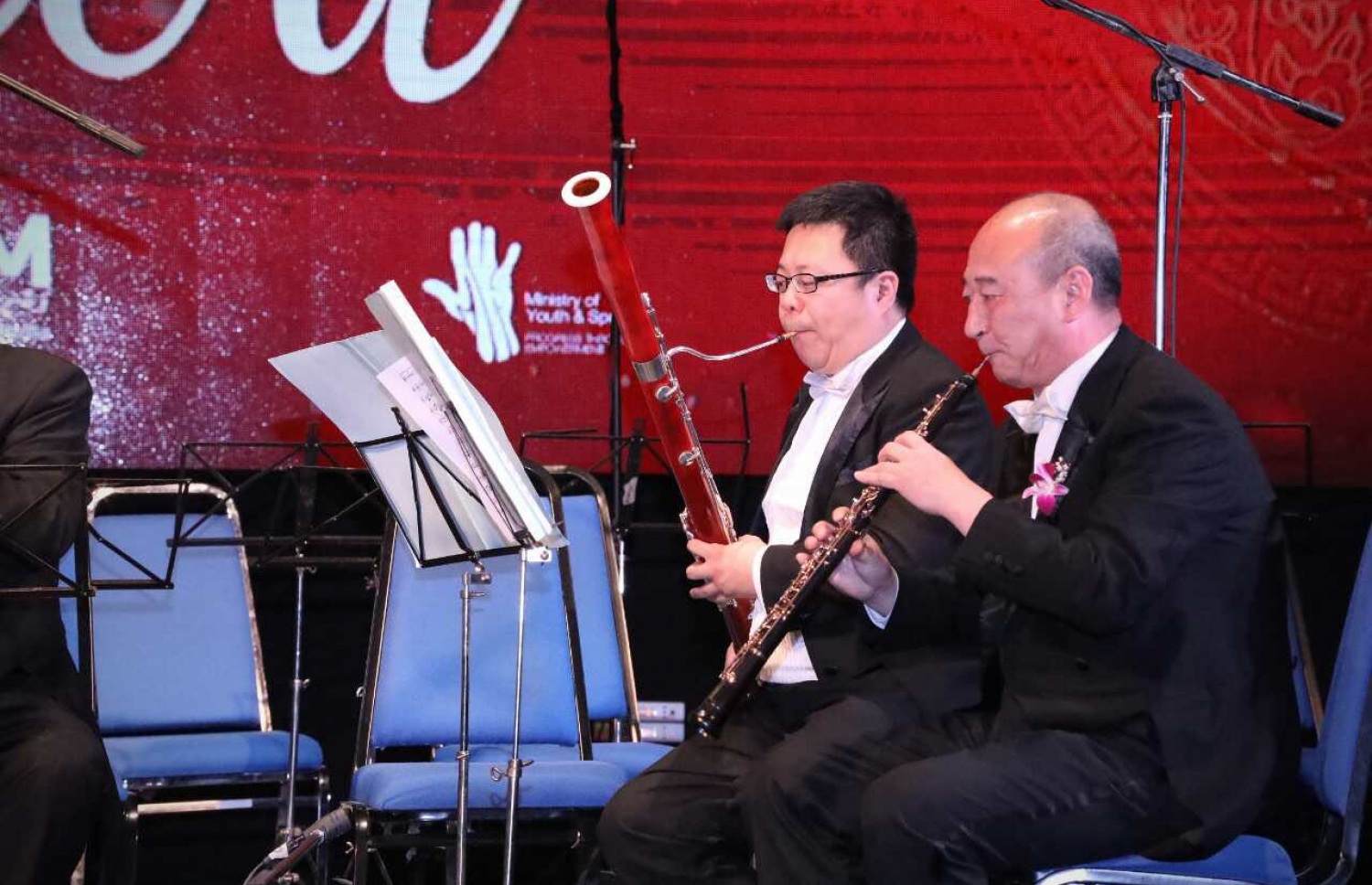 މާލެ: ފެބްރުއަރީ 7، 2017: ރާއްޖެ އާއި ޗައިނާއާ ދެމެދު ސިޔާސީ ގުޅުން ގާއިމްކުރިތާ 45 އަހަރު ފާހަގަކުރުމަށް އޮލިމްޕަހުގައި ބޭއްވި ހަފްލާއެއްގައި ޗައިނާގެ އޮކެސްޓްރާ ޓީމް ޝޯއެއް ހުށަހަޅަނީ.-- ފޮޓޯ: ޔޫތު މިނިސްޓްރީ