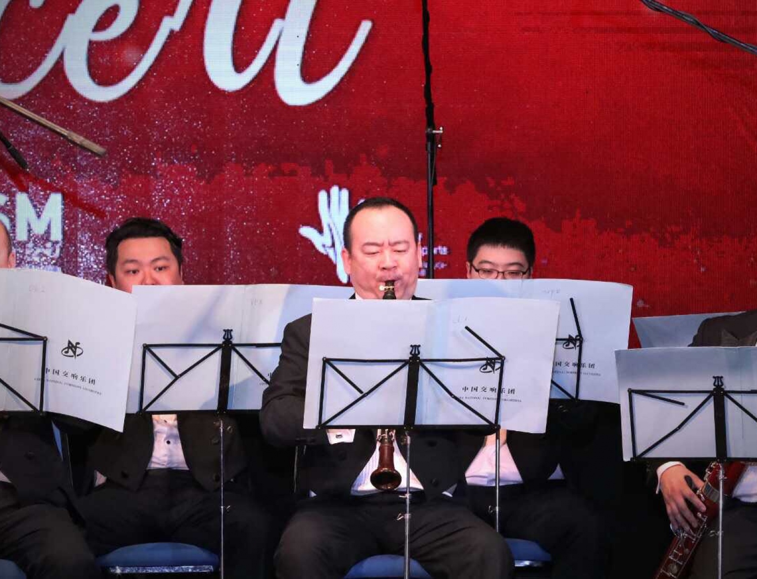 މާލެ: ފެބްރުއަރީ 7، 2017: ރާއްޖެ އާއި ޗައިނާއާ ދެމެދު ސިޔާސީ ގުޅުން ގާއިމްކުރިތާ 45 އަހަރު ފާހަގަކުރުމަށް އޮލިމްޕަހުގައި ބޭއްވި ހަފްލާގައި ޗައިނާގެ އޮކެސްޓްރާ ޓީމުން ޝޯއެއް ހުށަހަޅާދެނީ.-- ފޮޓޯ: ޔޫތު މިނިސްޓްރީ