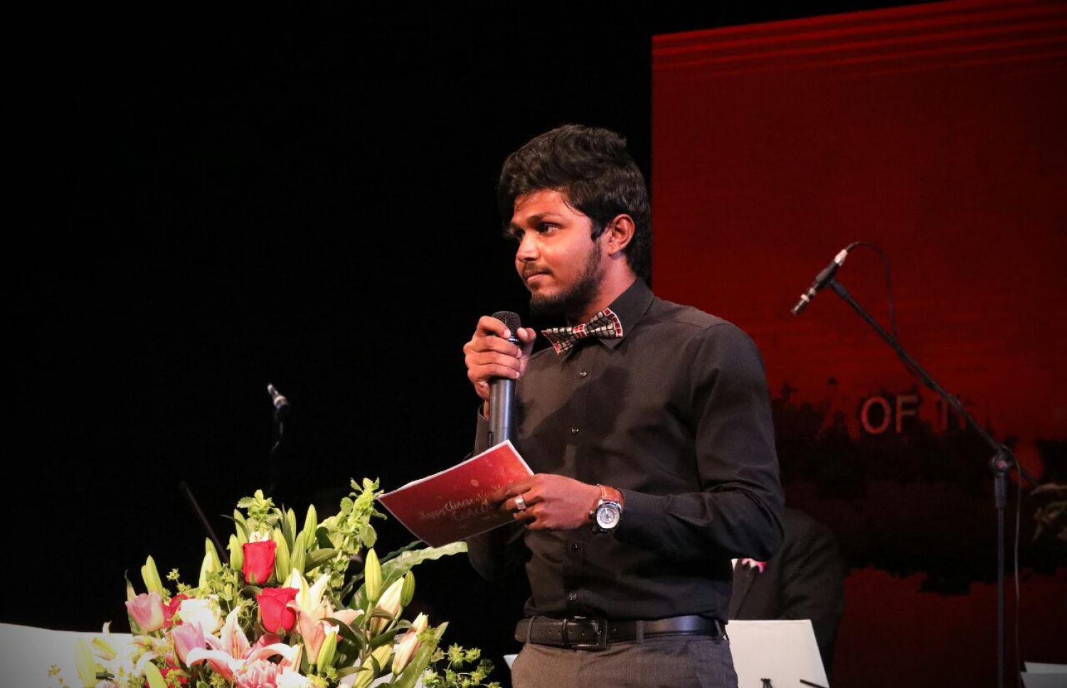 މާލެ: ފެބްރުއަރީ 7، 2017- ރާއްޖެ އާއި ޗައިނާއާ ދެމެދު ސިޔާސީ ގުޅުން ގާއިމްކުރިތާ 45 އަހަރު ފާހަގަކުރުމަށް  އެ ގައުމުގެ އޮކެސްޓްރާ ބޭންޑުން ހުށަހެޅި ޝޯ ގެ ތެރެއިން ދިވެހި ޒުވާނަކު ވާހަކަ ދައްކަނީ.-- ފޮޓޯ: ޔޫތު މިނިސްޓްރީ