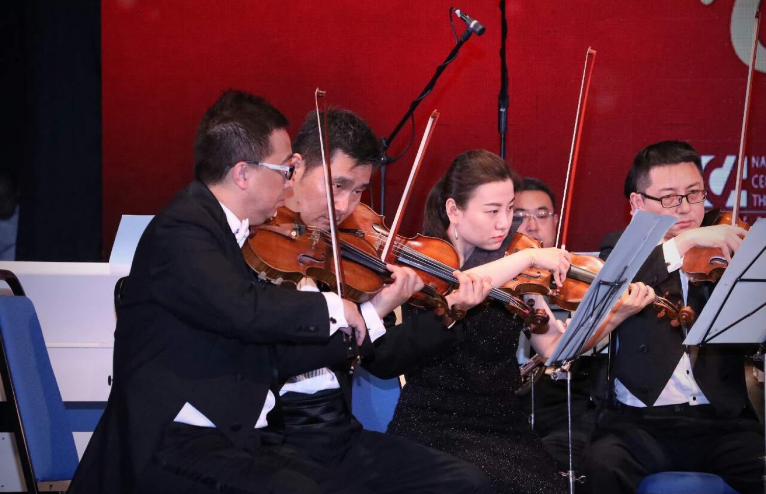 މާލެ: ފެބްރުއަރީ 7، 2017- ރާއްޖެ އާއި ޗައިނާއާ ދެމެދު ސިޔާސީ ގުޅުން ގާއިމްކުރިތާ 45 އަހަރު ފާހަގަކުރުމަށް ބޭއްވި ހަފްލާގައި ޗައިނާގެ އޮކެސްޓްރާ ބޭންޑުން ޝޯ އެއް ހުށަހަޅަނީ.-- ފޮޓޯ: ޔޫތު މިނިސްޓްރީ