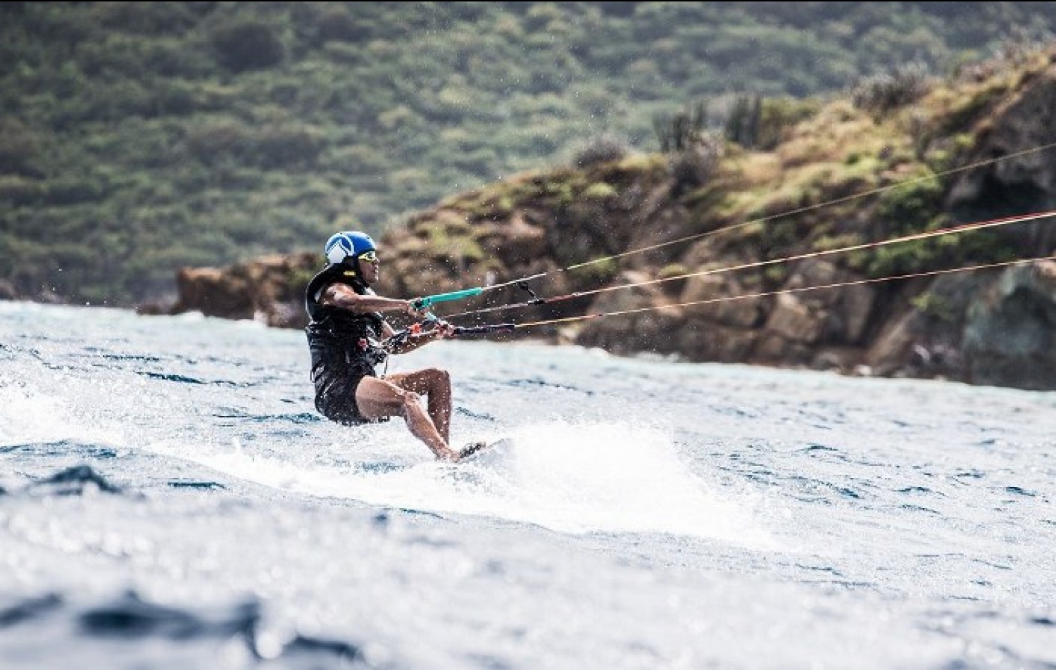 އެމެރިކާގެ ކުރީގެ ރައީސް ބަރަކް އޮބާމާ ވާޖިން އައިލެންޑްސްގައި ކައިޓްސާފް ކުރައްވަނީ. --ފޮޓޯ:އޭއެފްޕީ