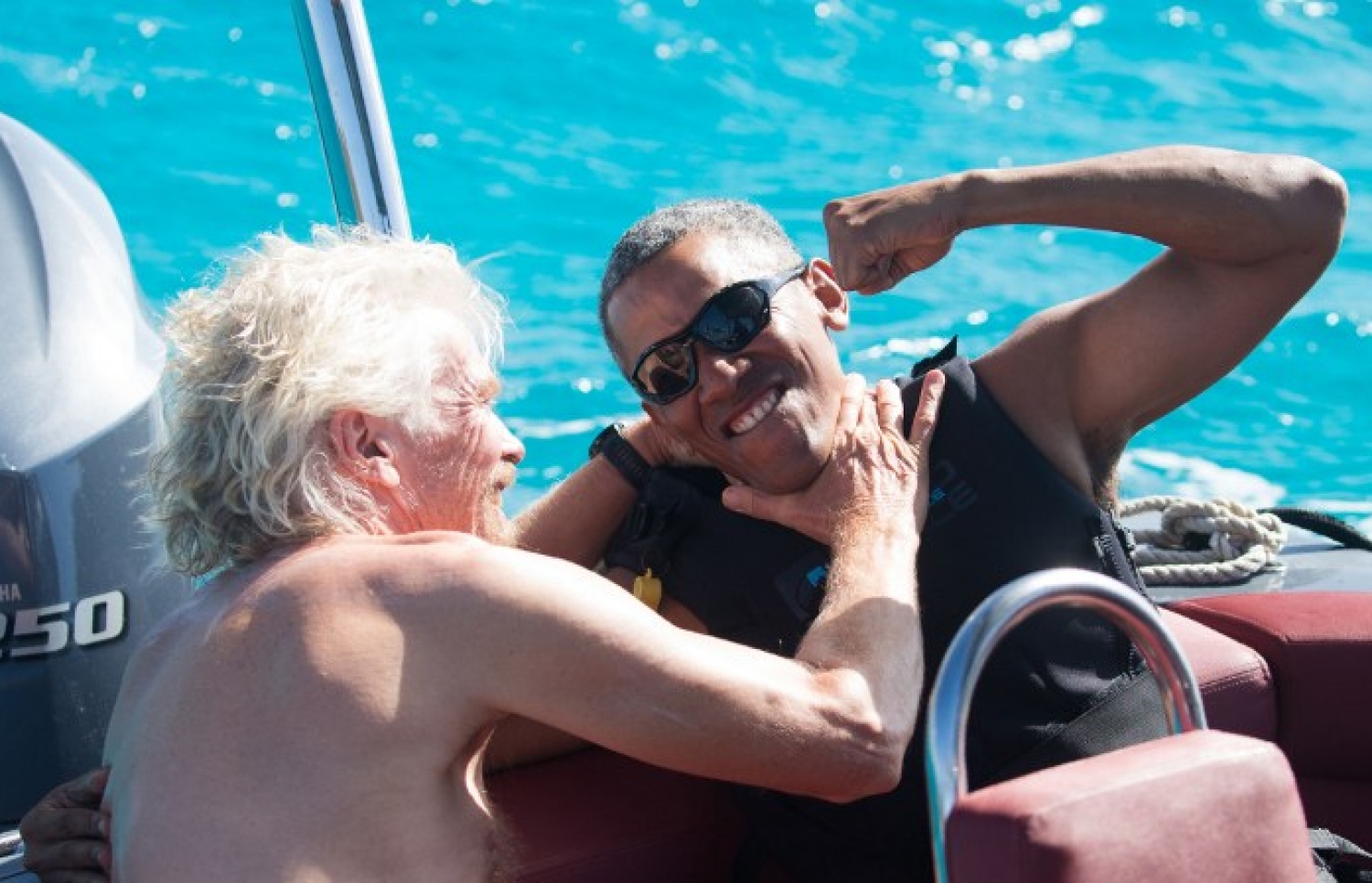 އެމެރިކާގެ ކުރީގެ ރައީސް ބަރަކް އޮބާމާ އާއި ވާޖިން ގްރޫޕުގެ ޗެއާމަން ބްރެންސަން މޫދުކުޅިވަރުތަކުގައި. --ފޮޓޯ:އޭއެފްޕީ