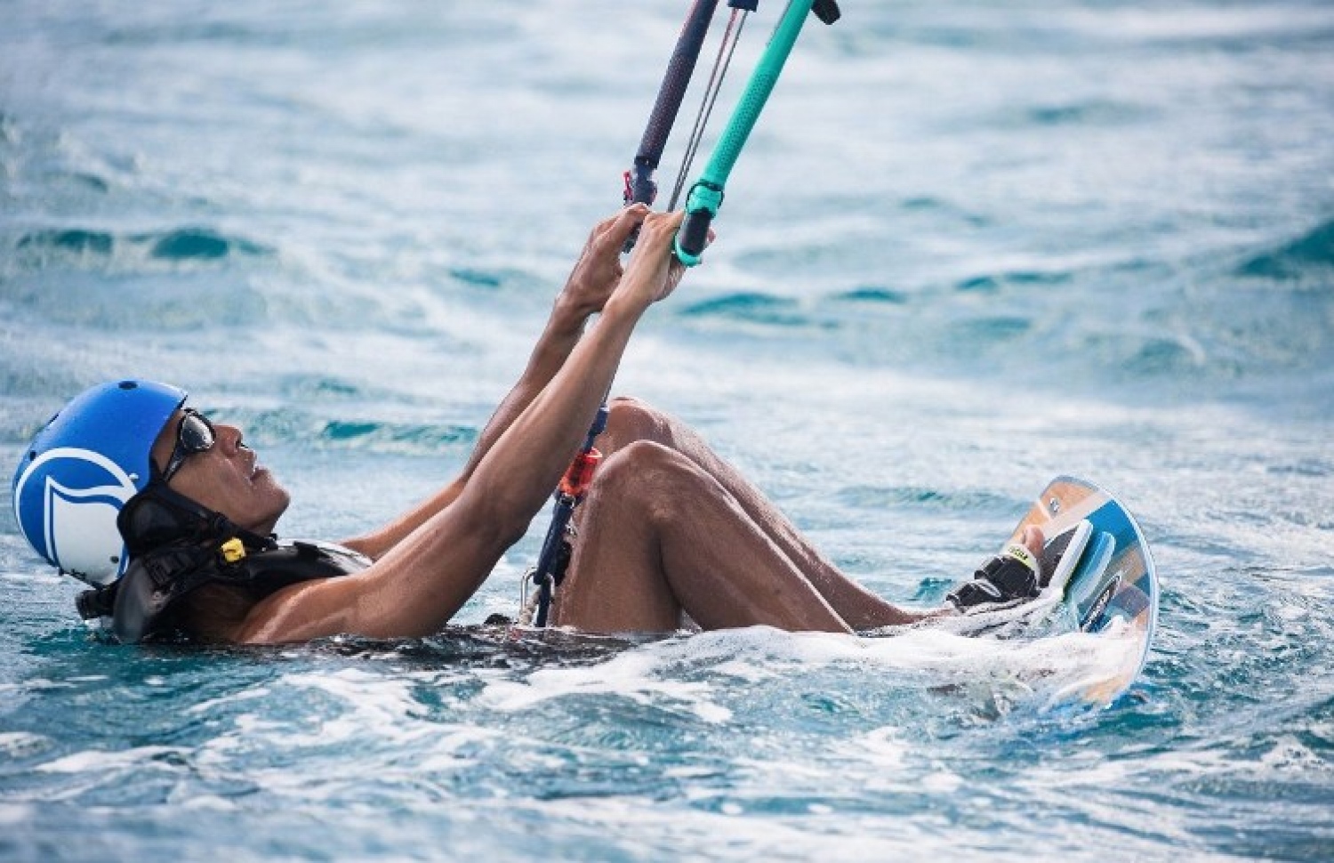 އެމެރިކާގެ ކުރީގެ ރައީސް ބަރަކް އޮބާމާ ވާޖިން އައިލެންޑްސްގައި ކައިޓްސާފް ކުރައްވަނީ. --ފޮޓޯ:އޭއެފްޕީ