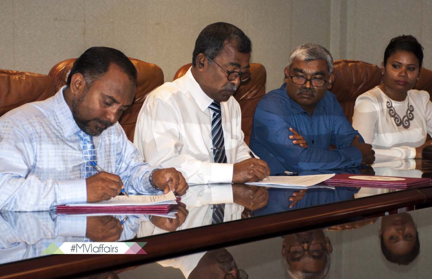 މާމެންދޫ އަދި ހުޅުދުއްފާރު މިސްކިތް ހަވާލުކުރުމުގެ އެއްބަސްވުމުގައި އިިސްލާމިކް މިނިސްޓަރު ޑރ. ޒިޔާދު (ވ) އަދި އަލިފުޅު ތުއްތު ފައުންޑޭޝަންގެ އަބްދުﷲ ސަލީމް ސޮއިކުރައްވަނީ --ފޮޓޯ: އިސްލާމިކް މިނިސްޓްރީ