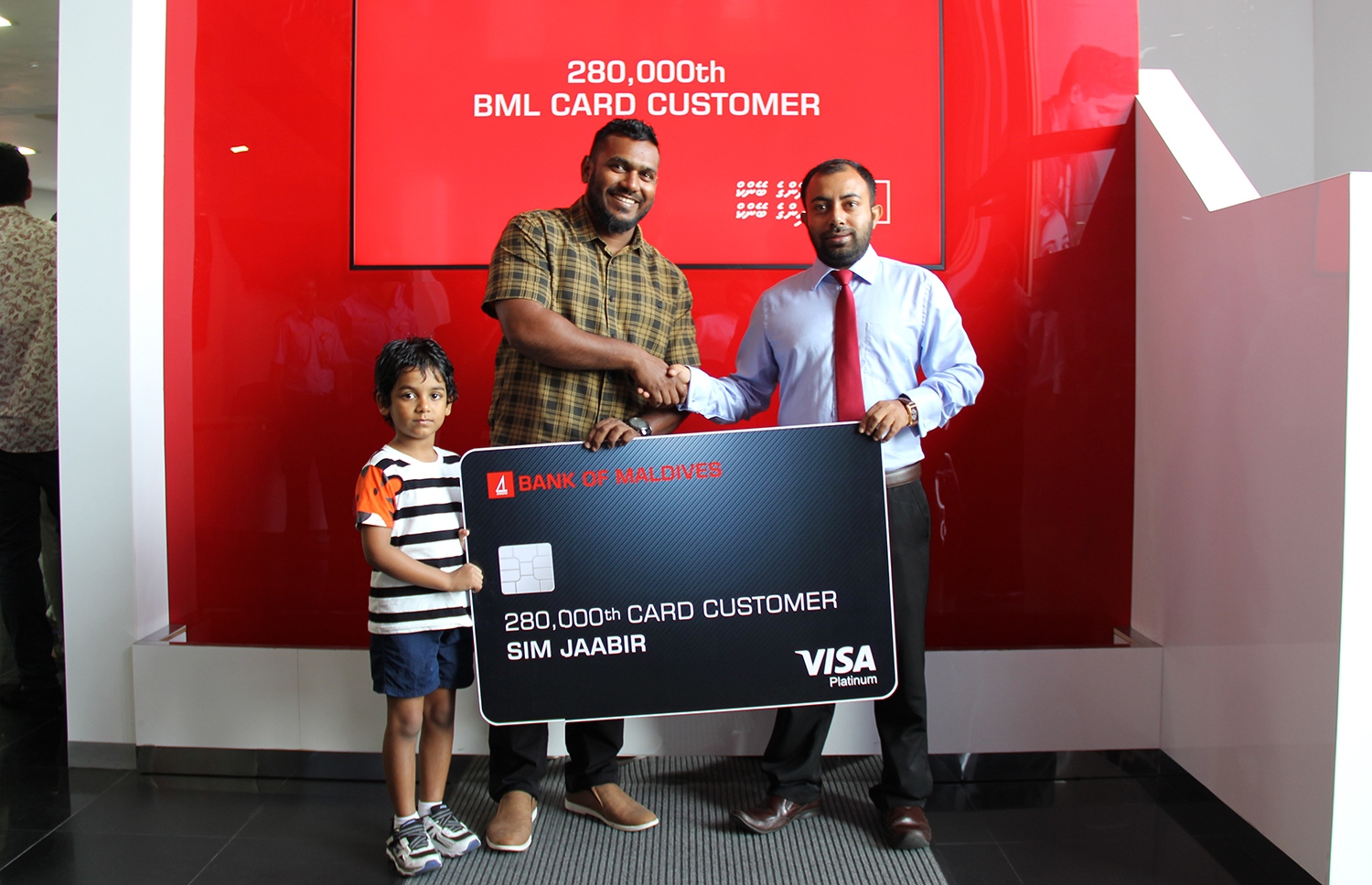 ބީއެމްއެލް އިން ދޫކުރި 280،000 ވަނަ ކާޑު ނެގި ސިމް ޖާބިރު (މ)ގެ ކާޑު، ބޭންކުގެ ހެޑް އޮފް ކާޑު ސާވިސަސް އަބްދުލް އަލީމް މިއަދު ހަވާލުކޮށް ދެއްވަނީ.-- ފޮޓޯ: ބީއެމްއެލް