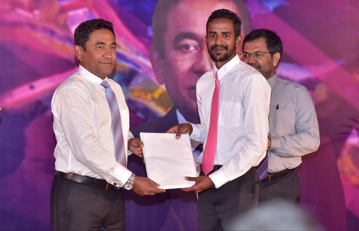 ޕީޕީއެމަށް ސޮއިކުރި މީހަކު ރައީސް ޔާމީނާ ފޯމު ހަވާލުކުރަނީ. --ފޮޓޯ: ނިޝާން އަލީ/ މިހާރު