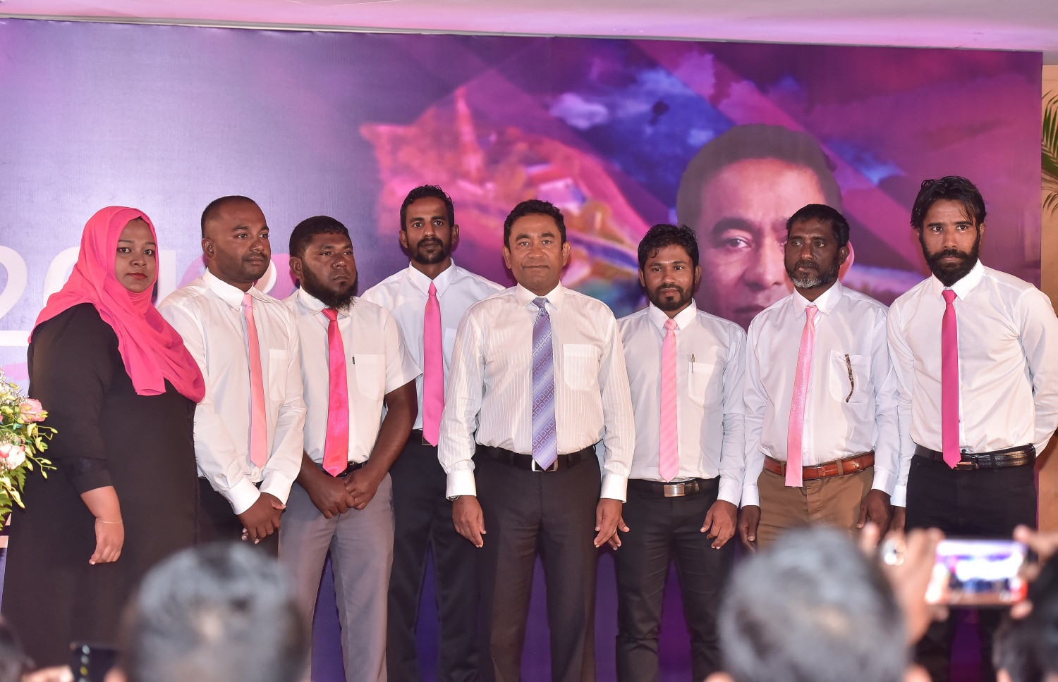 އައްޑޫ ސިޓީން 500 އަށް ވުރެ ގިނަ މީހުން ސޮއިކުރަން ބޭއްވި ޖަލްސާގައި ރައީސް ޔާމީން ބައިވެރިވެވަޑައިގަންނަވަނީ. --ފޮޓޯ: ނިޝާން އަލީ