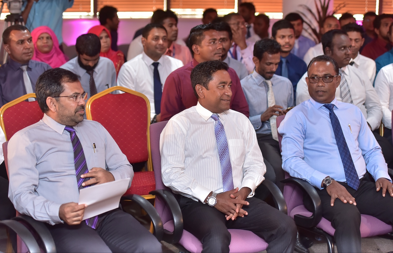 އައްޑޫން ޕީޕީއެމަށް ސޮއިކުރި 500 އަށް ވުރެ ގިނަ މީހުންގެ ފޯމު ހަވާލުކުރުމަށް މިދިޔަ ފެބްރުއަރީމަހު މާލޭގައި ބޭއްވި ރަސްމިއްޔާތުގައި ރައީސް ޔާމީނާއި އެ ޕާޓީގެ ދެ ނައިބު ރައީސުން ކަމަށްވާ މޫސާ ޒަމީރު އަދި އަބްދުއްރަހީމް.---މިހާރު ފައިލް ފޮޓޯ: ނިޝާން އަލީ