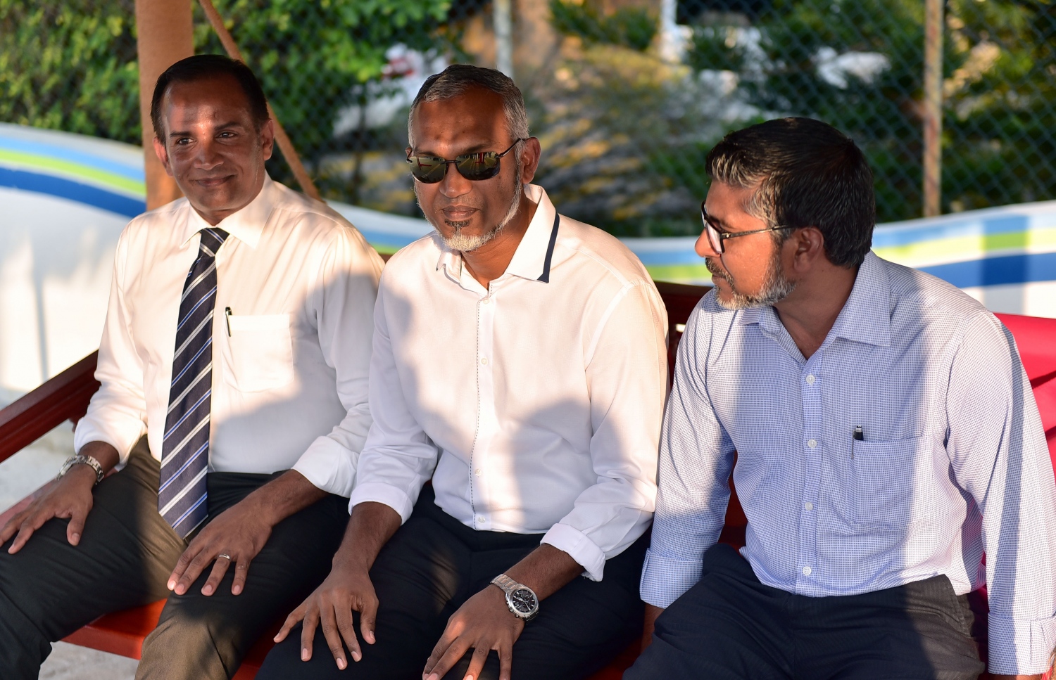 ރަސްފަންނަށް އެއް އަހަރުވުން ފާހަގަކުރަން އެ ސަރަހައްދުގައި މިއަދު ބޭއްވި ރަސްމިއްޔާތުގައި މިނިސްޓަރު މުއިއްޒު(މ) އަދި އެސްޓީއޯގެ މެނޭޖިން ޑިރެކްޓަރު ޝަހީރު (ވ)، އެސްޓީއޯއިން ހެދި އުނދޯލީގައި މަޑުކޮށްލައްވައިގެން، -- ފޮޓޯ: ހުސެއިން ވަހީދު/ މިހާރު