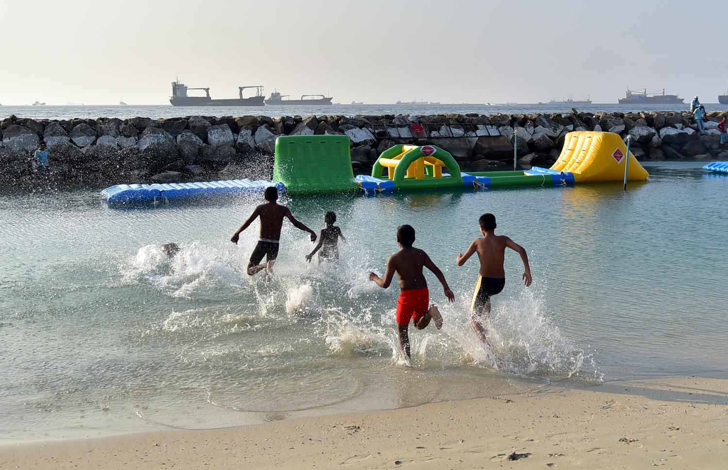 ރަސްފަންނުގައި އެމްޓީސީސީން ބެހެއްޓި މޫދު ކުޅިވަރު ކުޅޭ ސާމާނު-- ފޮޓޯ: ހުސެއިން ވަހީދު/ މިހާރު