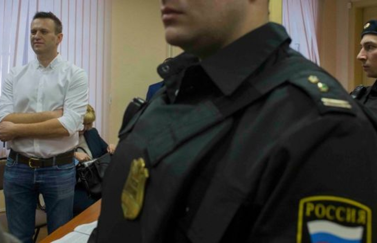 ރަޝިޔާގެ އިދިކޮޅު ލީޑަރު ނަވަލްނީ (ވ) ކޯޓުގައި: ކޯޓު ހުކުމާ ގުޅިގެންއޭނާ އަށް ވަނީ ރިޔާސީ އިންތިޚާބުގައި ވާދަކުރުމުގެ ފުރުސަތު ގެއްލިފައި. --ފޮޓޯ:ރޮއިޓާސް