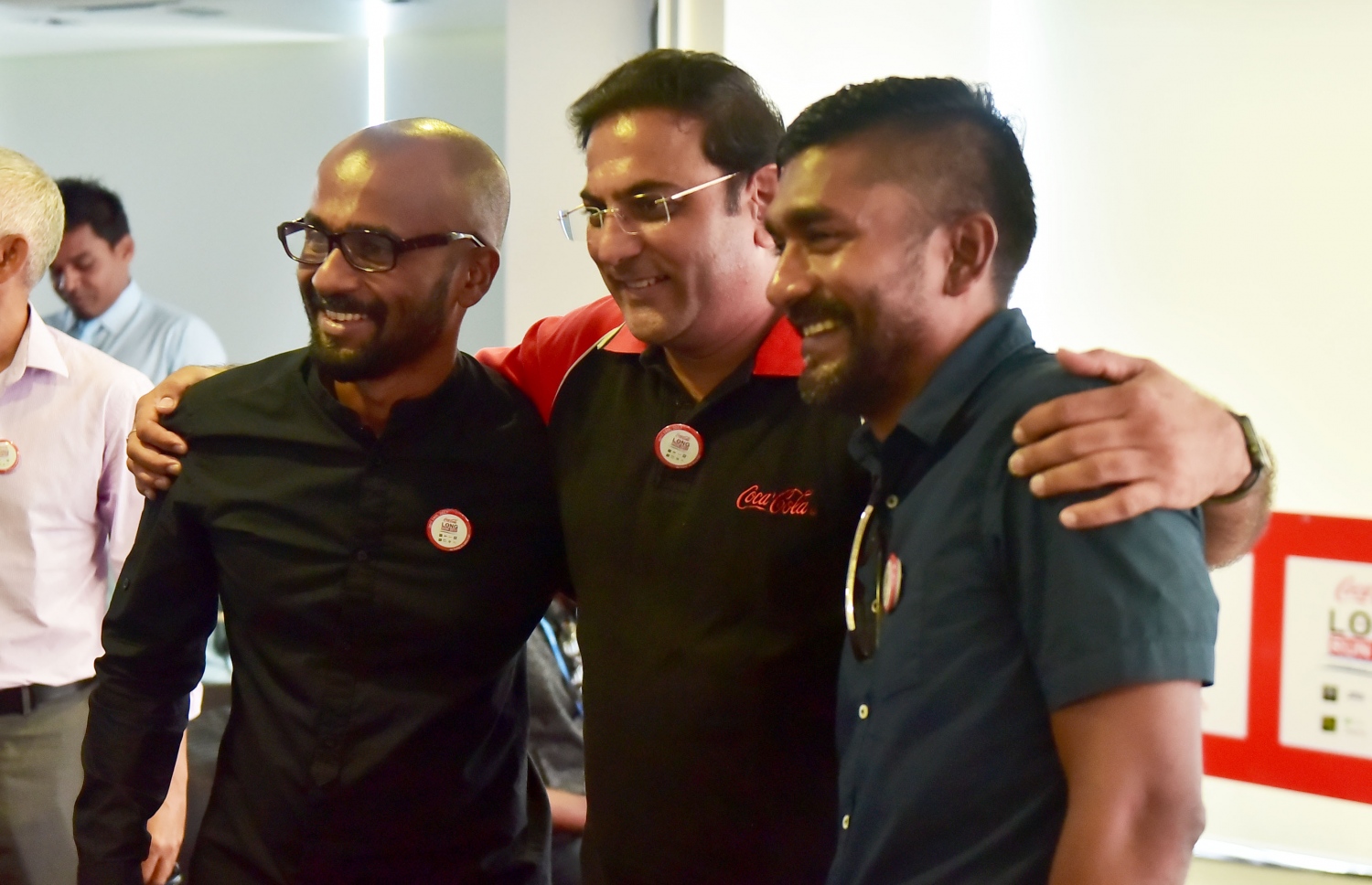 ޓީއެފްޖީގެ ޑިރެކްޓަރުން މިސްތޯ (ކ) އާއި ޒިނާން (ވ) އަދި ކޮކާކޯލާ ކުންފުނީގެ މިލިންދު ފޮޓޯއަކަށް ހުއްޓިގެން. --ފޮޓޯ: ހުސެއިން ވަހީދު/ މިހާރު