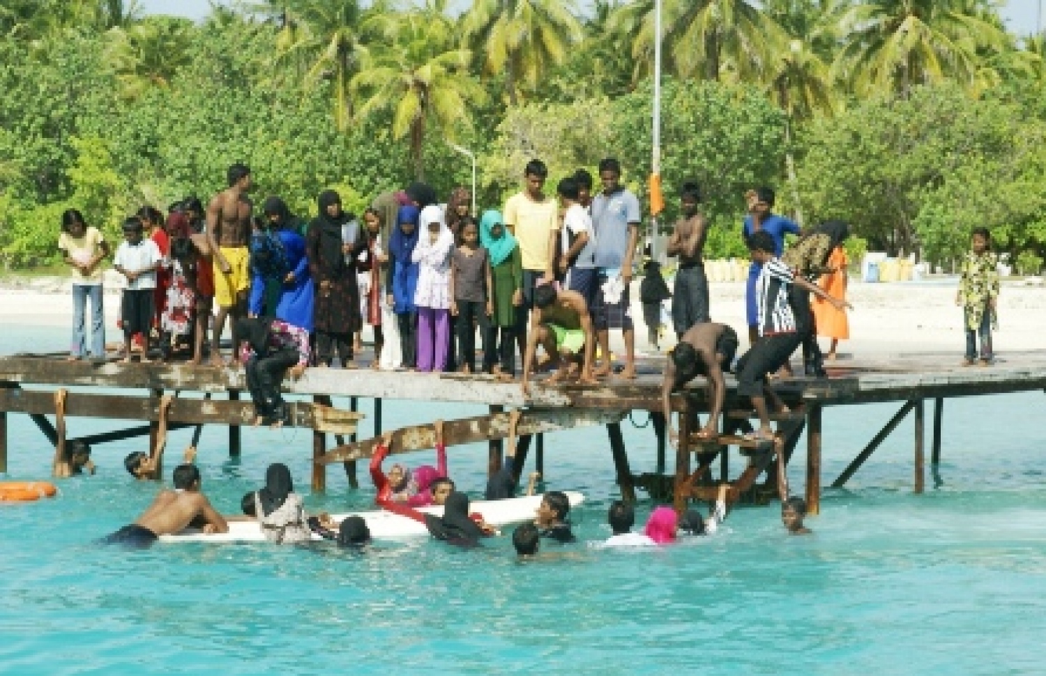 ކުޑަފަރީ ބަޔަކު އެ ރަށުގައި މޫދަށް އެރެން އުޅެނިކޮށް، މީގެ އަހަރުތަކެއް ކުރިން ނަގާފައިވާ ފޮޓޯއެއް: އެ ރަށުގައި އެންމެ ފުރަތަމަ ވަޒަންވެރިވީ އަޅު މީހުން ކަމަށް ވޭ-- ފޮޓޯ/ ނޫނު އަތޮޅު ކައުންސިލްގެ އިދާރާ