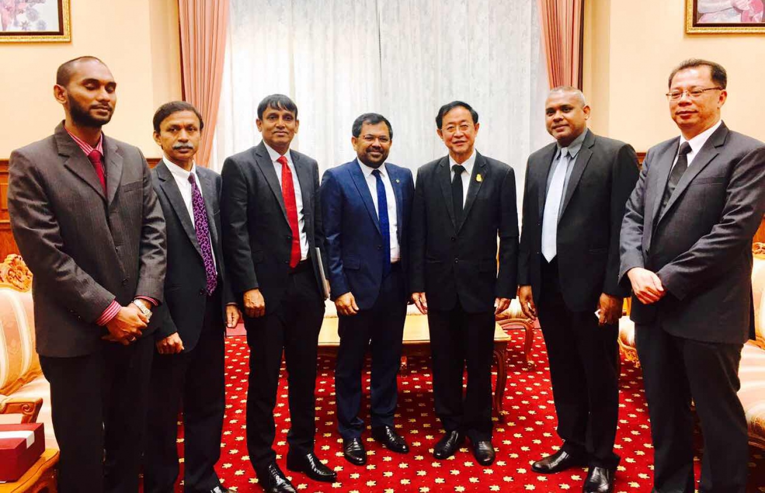 މިނިސްޓަރު ޒަމީރު (ވ-4) އާއި ތައިލެންޑުގެ ޓްރާންސްޕޯޓް މިނިސްޓަރު އަރުހަމް (ކ-3) މިއަދު ބައްދަލުކުރައްވަނީ.-- ފޮޓޯ: ޓޫރިޒަމް މިނިސްޓްރީ