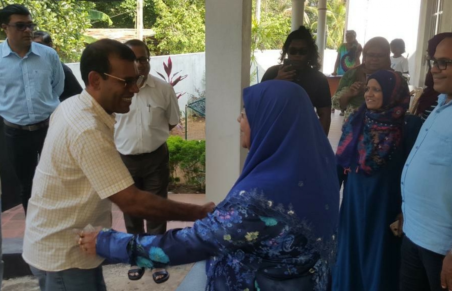 ރައީސް ނަޝީދު މިިދިޔަ ހަފުތާގައި ލަންކާ އަށް ވަޑައިގެން އެމަނިކުފާނުގެ ސަޕޯޓަރުންނާ ސަލާމްކުރައްވަނީ: އިންތިޚާބުގައި ވާދަކުރެއްވޭނެ ކަމުގެ އުންމީދު އާލާކުރެއްވި. ފޮޓޯ: އެމްޑީޕީ