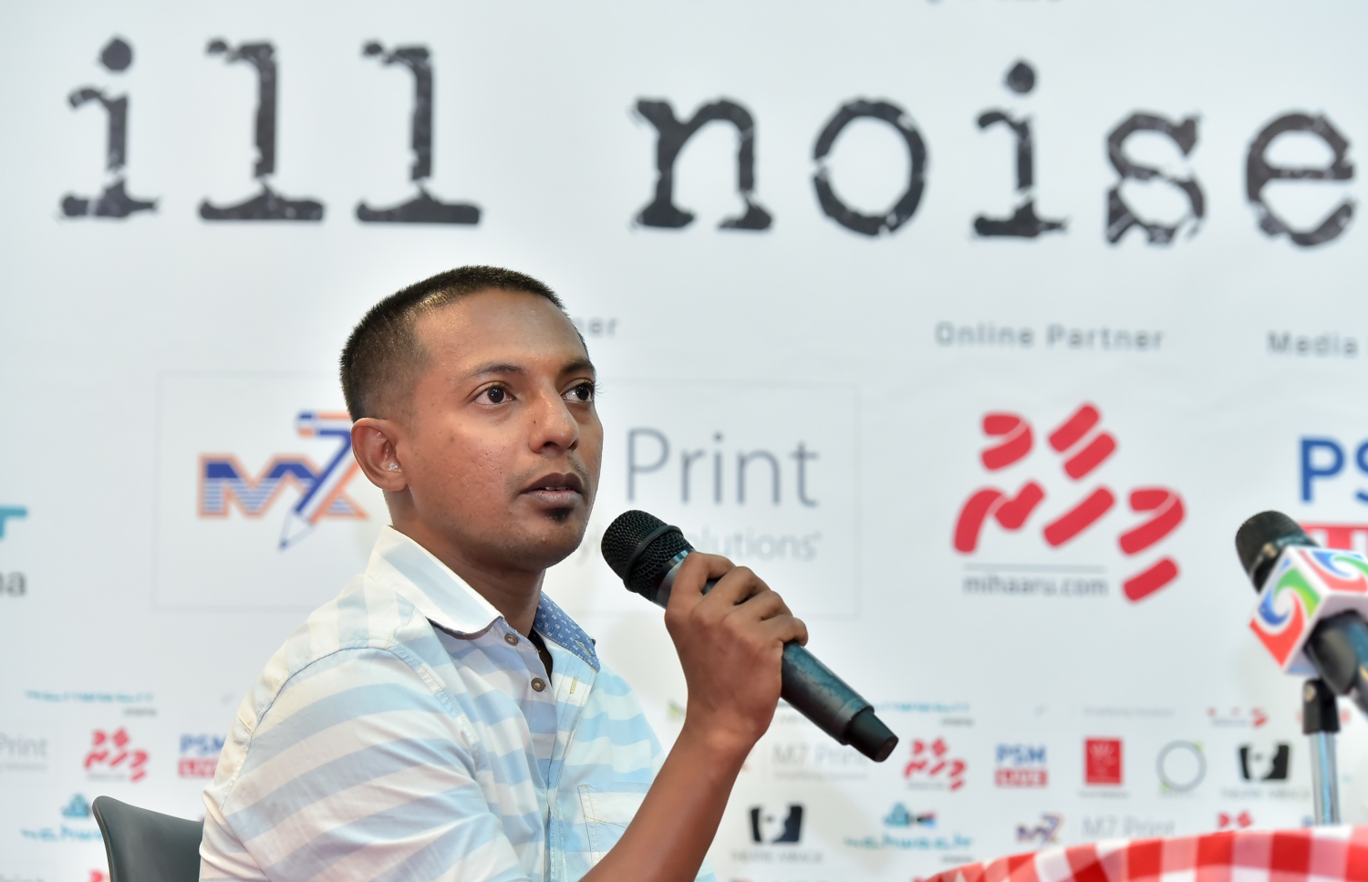 "އިލް ނޮއިސް" އާ ބެހޭ ގޮތުން މުންކޮށް ވާހަކަ ދައްކަނީ: މިއީ އޭނާގެ ފުރަތަމަ ފީޗާ ފިލްމް.---ފޮޓޯ: ނިޝާން އަލީ/މިހާރު