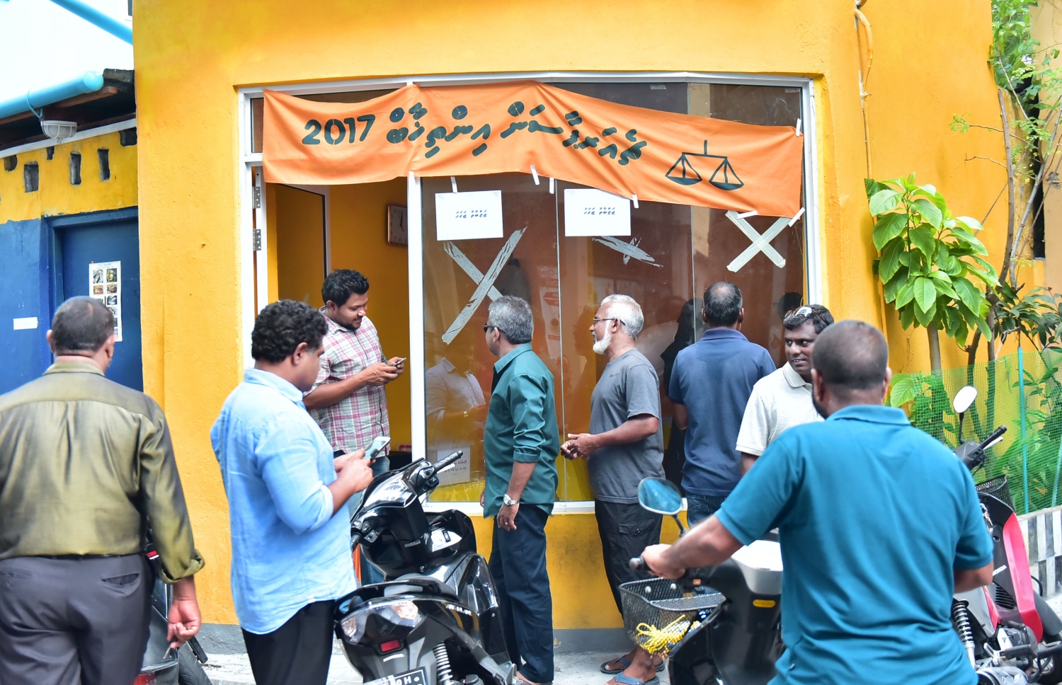 އެމްޑީޕީ ޗެއާޕާސަންގެ މަގާމަށް ހަސަން ހޮވުމަށް ފެނޭތޯ ބެލުމަށް ބޭއްވި އިންތިހާބުގައި ވޯޓުލުމަށް ބަޔަކު މަޑުކޮށްލައިގެން ---ފޮޓޯ: ހުސެއިން ވަހީދު/މިހާރު