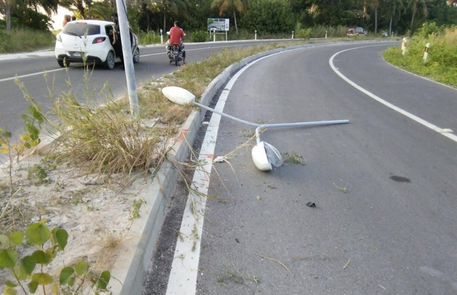 ލ. ލިންކު ރޯޑުގައި މިއަދު ހިނގި އެކްސިޑެންޓްގައި ހޮޅިދަނޑިއެއް ވެއްޓިފައި -- ފޮޓޯ: ސޯޝަލް މީޑިއާ