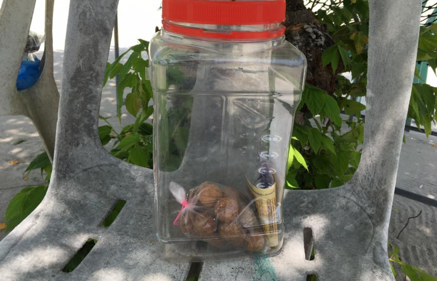 ހިތާދޫ މަގުމަތީގައި ގުޅަ ޕެކެޓްތަކެއް ވިއްކަން ބަހައްޓާފައި: ވިއްކަން ހުންނަ ތަކެއްޗެއް ވެސް އަދި ފައިސާއެއް ވެސް މިހާތަނަށް ގެއްލިފައެއް ނެތް-- ފޮޓޯ/ ލޫކަސް ޖަލީލް