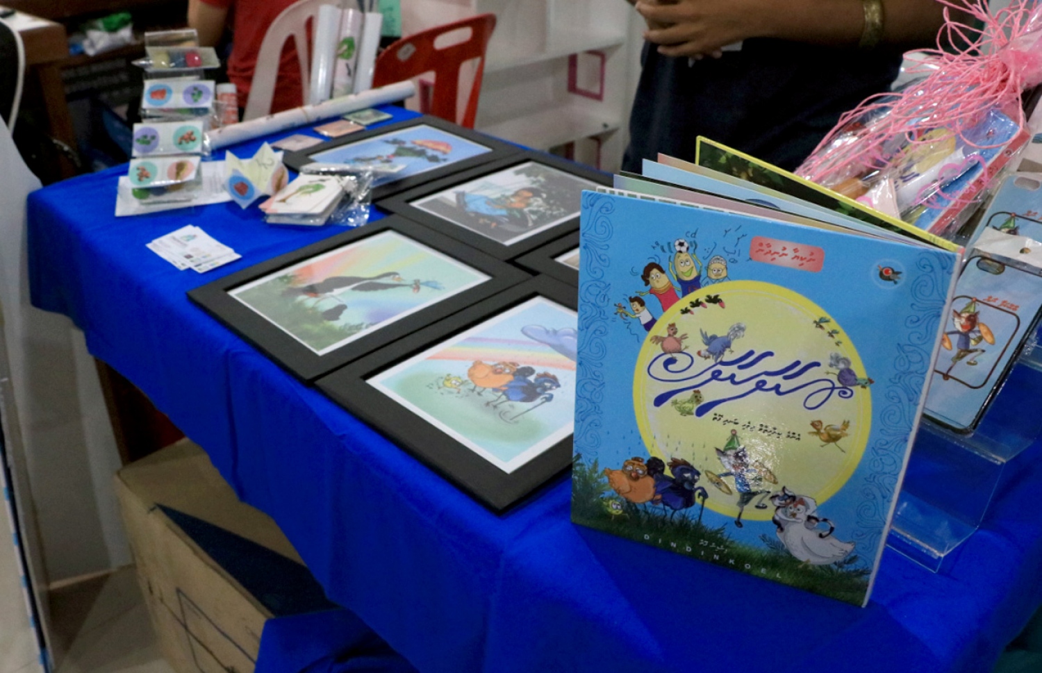 އާޓް އެގްޒިބިޝަނަށް ހުށަހަޅާފައިވާ ލީނާގެ ފޮތްތައް "ނާނާ".--ފޮޓޯ: ހުސެއިން ވަހީދު/ މިހާރު