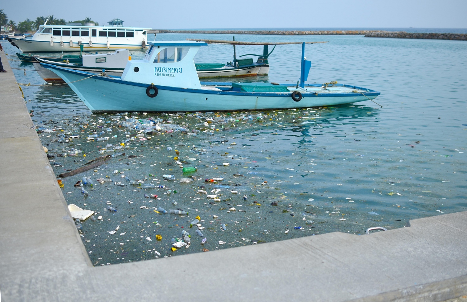 ހއ. ހޯރަފުށީ ފަޅުތެރޭގައި ކުނި ޖަމާވެފައި. މި ރަށުގައި ވެސް ކުނީގެ މައްސަލަ ބޮޑު. -- ފޮޓޯ: އަބްދުﷲ އައުރާފް/މިހާރު