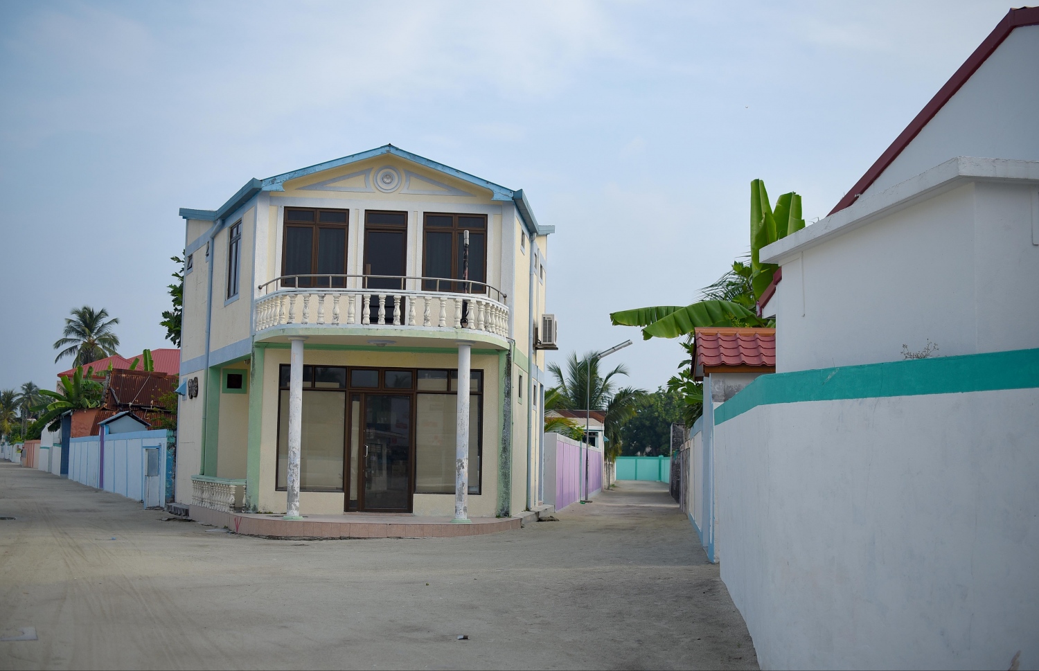 ހއ. ހޯރަފުށީ ރަށު ތެރޭގެ މަންޒަރެއް. އާބާދީ ބޮޑު މި ރަށުގައި ނިސްބަތުން ފެންވަރު ރަނގަޅު ހިދުމަތްތައް ލިބޭ. -- ފޮޓޯ: އަބްދުﷲ އައުރާފް/މިހާރު