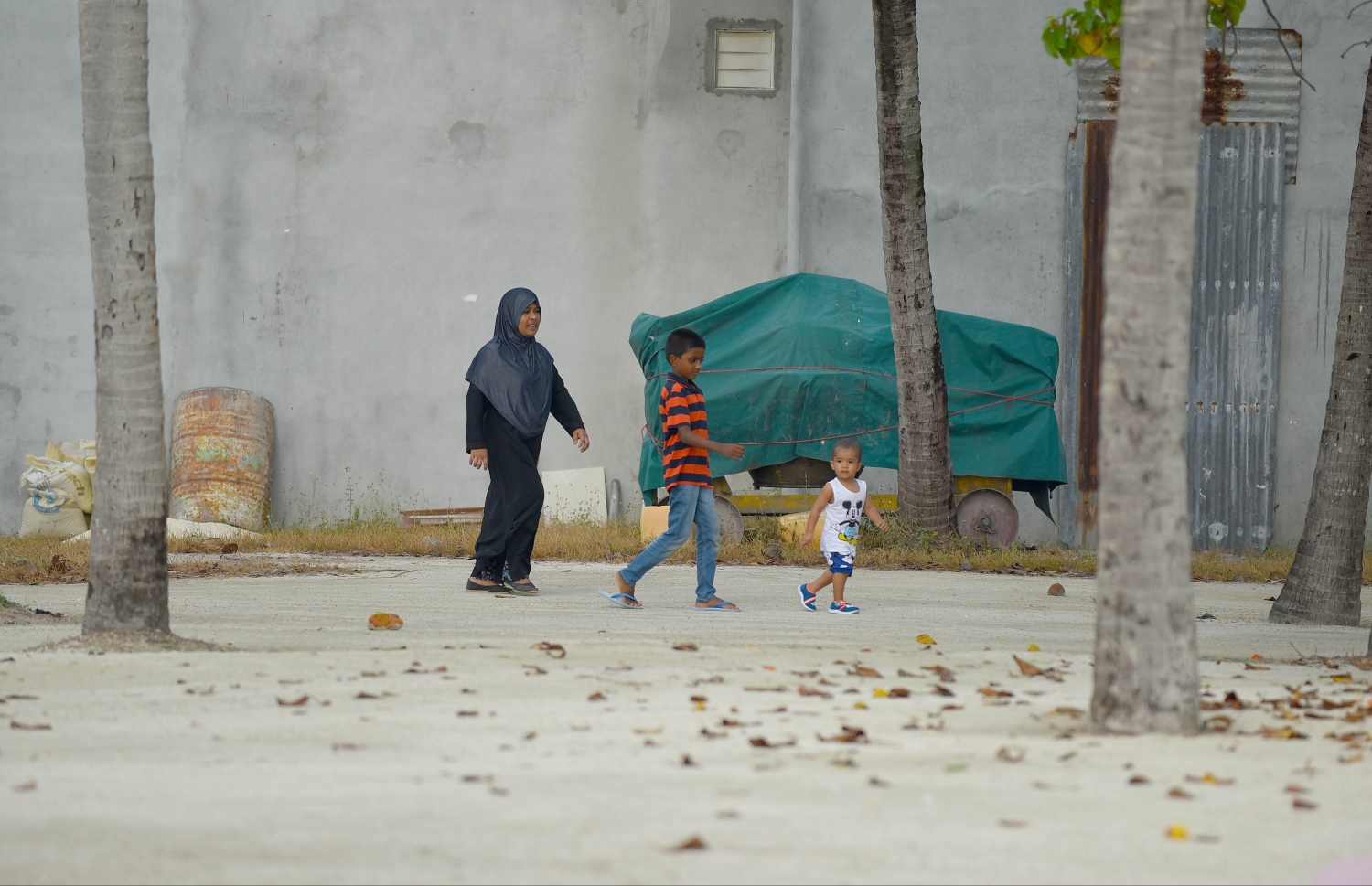 ހއ. ހޯރަފުށީގައި މީހަކު ދެ ކުއްޖަކާ އެކު ހިނގާފައި އަންނަނީ. -- ފޮޓޯ: އަބްދުﷲ އައުރާފް/މިހާރު