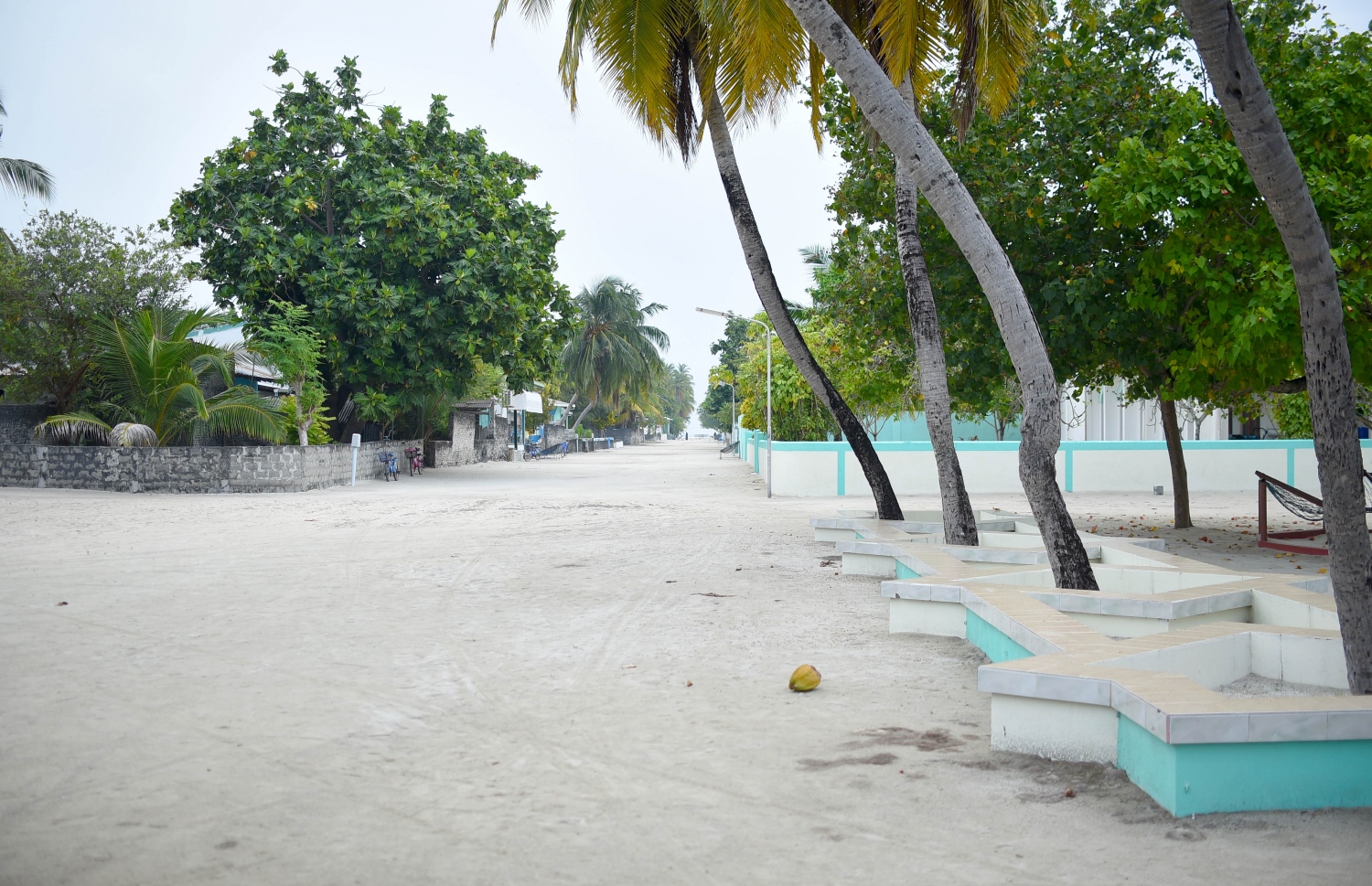 ހއ. އުތީމު ގަނޑުވަރު ކައިރީގައި ހަދާފައި ހުރި އަށިތަކެއް އަދި އެ ރަށު ތެރެއަށް އަރައިގެން ދާން އޮންނަ މަގެއް. -- ފޮޓޯ: އަބްދުﷲ އައުރާފް/މިހާރު