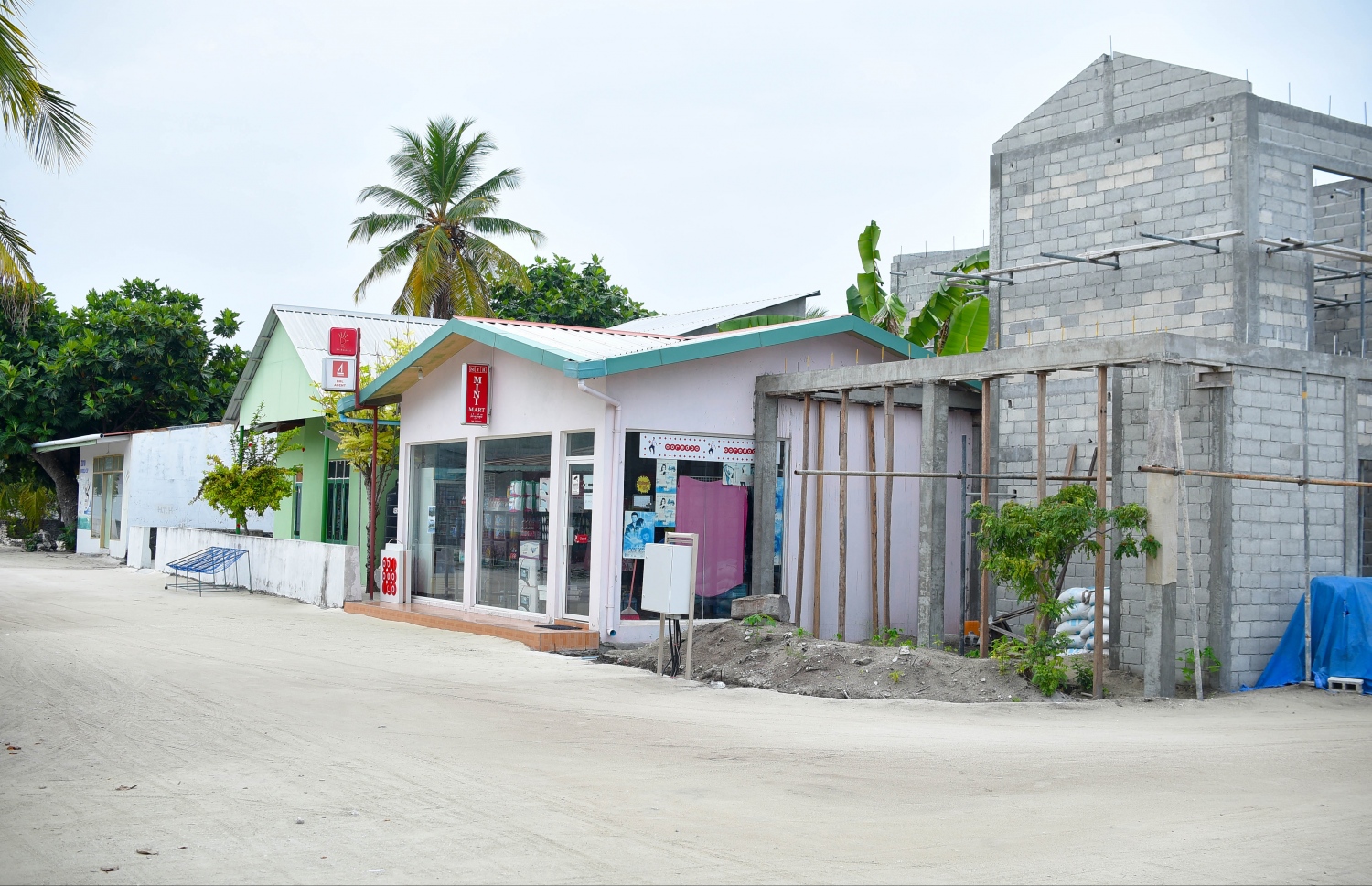 ހއ. އުތީމު ރަށު ތެރޭގެ މަންޒަރެއް. ރަށުގައި ބަނދަރު ހެދި ފަހުން ވިޔަފާރިތައް އަންނަނީ ފުޅާވެ ތަރައްގީވަމުން ކަމަށް ރަށު ކައުންސިލުން ބުނޭ. -- ފޮޓޯ: އަބްދުﷲ އައުރާފް/މިހާރު