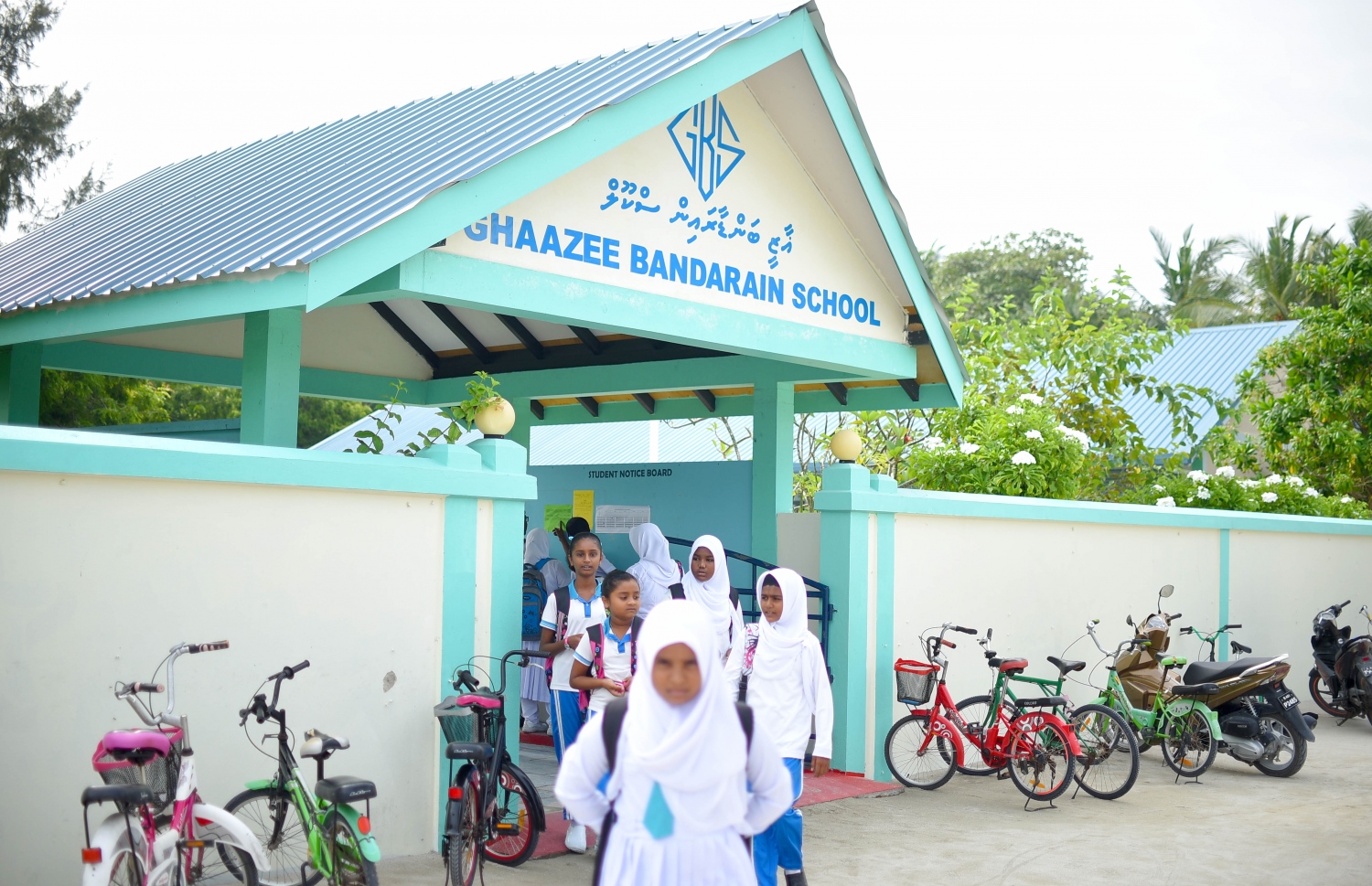 ހއ. އުތީމު ޣާޒީ ބަންޑާރައިން ސްކޫލުން ދަރިވަރުންތަކެއް ނިކުންނަނީ. -- ފޮޓޯ: އަބްދުﷲ އައުރާފް/މިހާރު