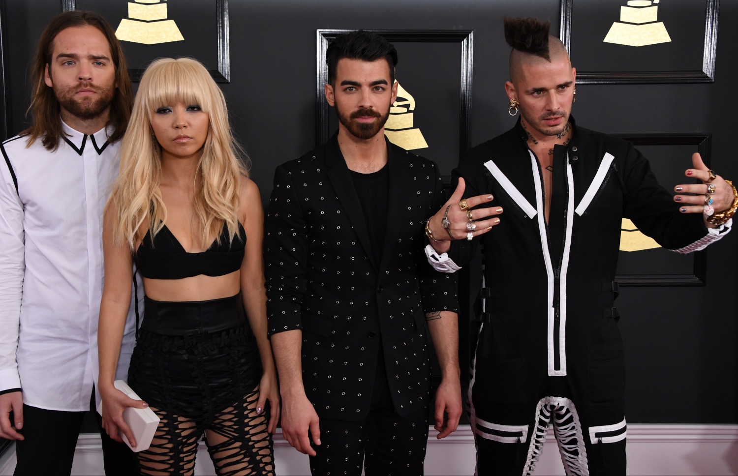 ލޮސް އެޖެލިސް، ކެލިފޯނިއާ: ފެބްރުއަރީ 12، 2017: ގްރެމީ އެވޯޑްސް ހަފްލާގައި ލަވަކިޔުންތެރިން، ޖެކް ލޯލެސް، ޖިންޖޫ ލީ، ޖޯއީ ޖޯނަސް އަދި ކޯލް ވިޓްލް އޮފް ޑީއެންސީއީ ބައިވެރިވަނީ.-- ފޮޓޯ: އޭއެފްޕީ