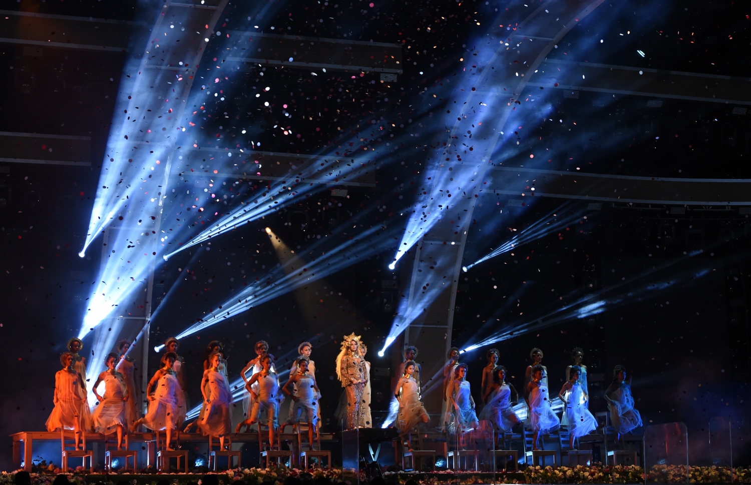 ލޮސް އެޖެލިސް، ކެލިފޯނިއާ: ފެބްރުއަރީ 12، 2017: ގްރެމީ އެވޯޑްސް ހަފްލާގައި ލަވަކިޔުންތެރިޔާ ބިޔޯންސޭ (މ) ޕާފޯމް ކުރަނީ.-- ފޮޓޯ: އޭއެފްޕީ