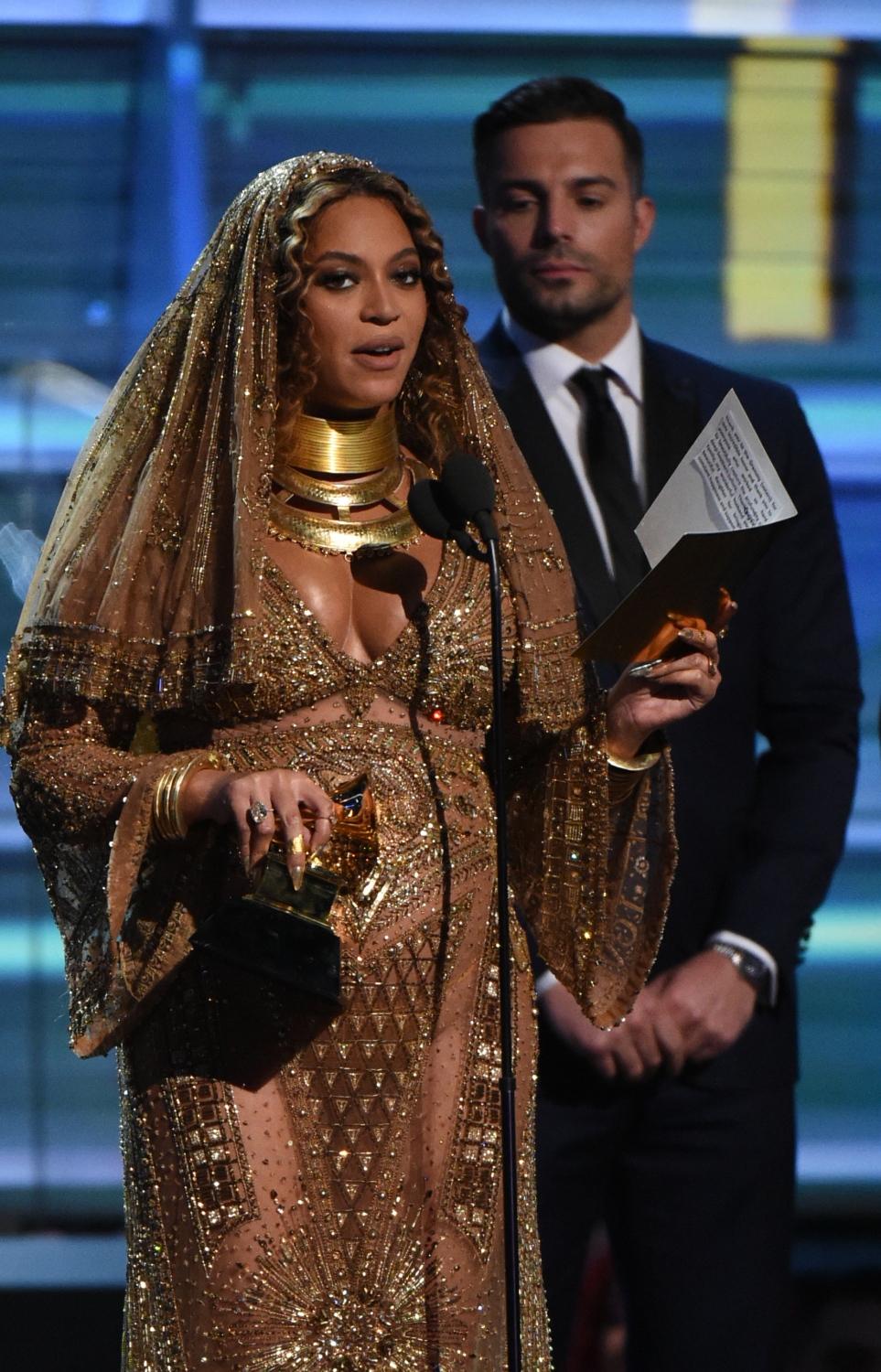 ލޮސް އެޖެލިސް، ކެލިފޯނިއާ: ފެބްރުއަރީ 12، 2017: ގްރެމީ އެވޯޑްސް ހަފްލާގައި ލަވަކިޔުންތެރިޔާ ބިޔޯންސޭ ބައިވެރިވަނީ.-- ފޮޓޯ: އޭއެފްޕީ