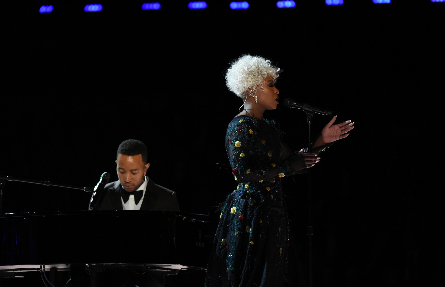 ލޮސް އެޖެލިސް، ކެލިފޯނިއާ: ފެބްރުއަރީ 12، 2017: ގްރެމީ އެވޯޑްސް ހަފްލާގައި ލަވަކިޔުންތެރިޔާ ޖޯން ލެޖެންޑް(ވ)، އަދި ސިންތިއާ އެރިވޯ ޕާފޯމް ކުރަނީ.-- ފޮޓޯ: އޭއެފްޕީ