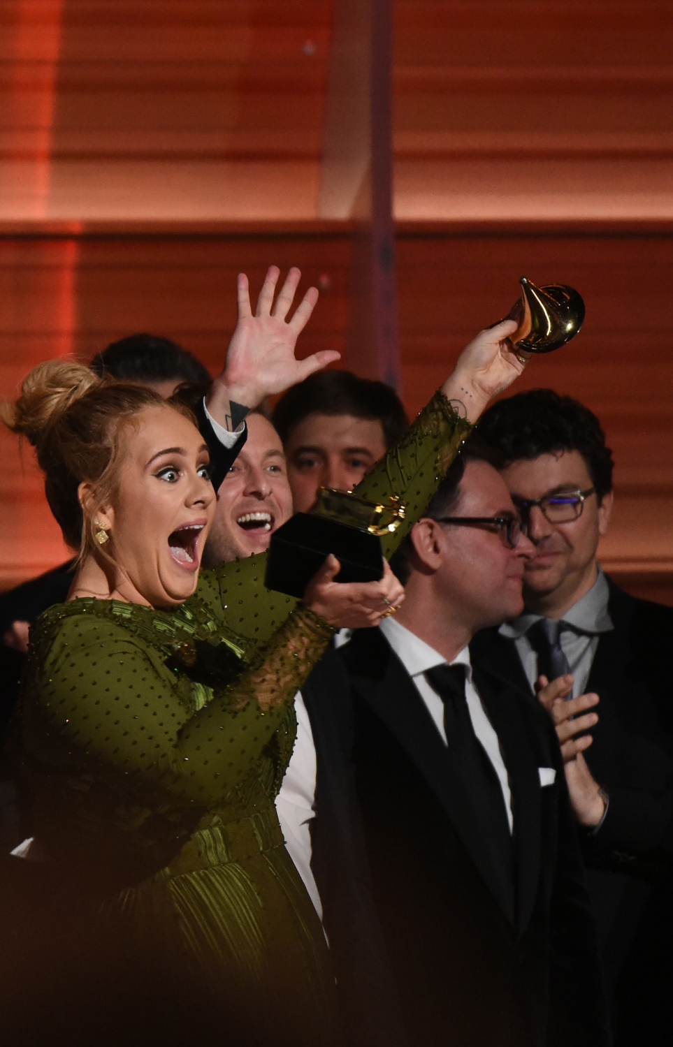 ލޮސް އެޖެލިސް، ކެލިފޯނިއާ: ފެބްރުއަރީ 12، 2017: ގްރެމީ އެވޯޑްސް ހަފްލާގައި ލަވަކިޔުންތެރިޔާ އެޑެލް އޭނާ އަށް ލިބުން "އަހަރުގެ އެންމެ މޮޅު ލަވަ އަދި، އަލްބަމްގެ އެވޯޑާއެކު އުފާފާޅުކުރަނީ.-- ފޮޓޯ: އޭއެފްޕީ