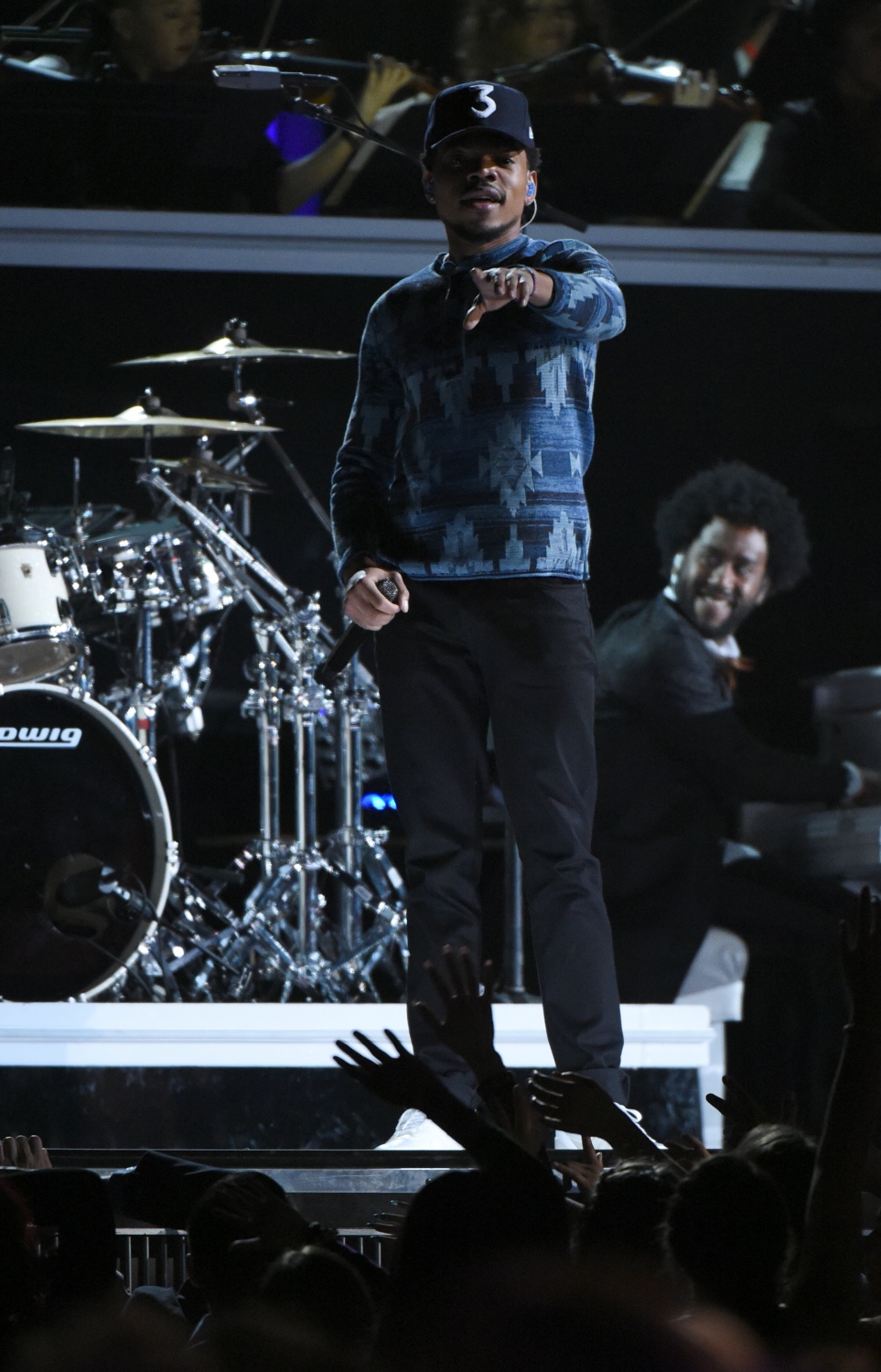 ލޮސް އެޖެލިސް، ކެލިފޯނިއާ: ފެބްރުއަރީ 12، 2017: ގްރެމީ އެވޯޑްސް ހަފްލާގައި ޗާންސް ދަ ރެޕާ ޕާފޯމް ކުރަނީ.-- ފޮޓޯ: އޭއެފްޕީ