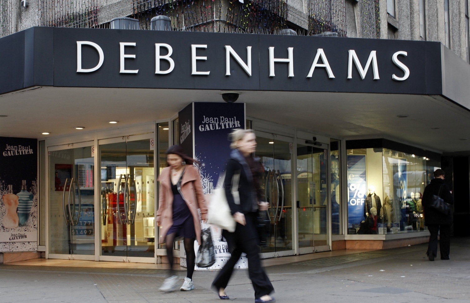 އިނގިރޭސިވިލާތުގެ އެންމެ ބޮޑު ރީޓެއިލް ފިހާރަތަކުގެ ތެރޭގައި ހިމެނޭ ޑެބެންހޭމްސްގެ ފިހާރައެއް