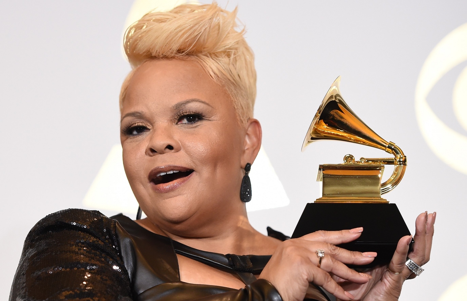 ލޮސް އެޖެލިސް، ކެލިފޯނިއާ: ފެބްރުއަރީ 12، 2017: ގްރެމީ އެވޯޑްސް ހަފްލާގައި ލަވަކިޔުންތެރިޔާ ޓާމިލާ މޭން، އޭނާއަށް ލިބުނު އެވޯޑާއެކު ޕްރެސް ރޫމުގައި.-- ފޮޓޯ: އޭއެފްޕީ