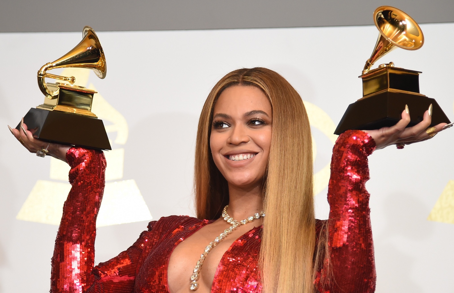 ލޮސް އެޖެލިސް، ކެލިފޯނިއާ: ފެބްރުއަރީ 12، 2017: ގްރެމީ އެވޯޑްސް ހަފްލާގައި ލަވަކިޔުންތެރިޔާ ބިޔޯންސޭ، އޭނާއަށް ލިބުނު އެވޯޑާއެކު ޕްރެސް ރޫމުގައި.-- ފޮޓޯ: އޭއެފްޕީ