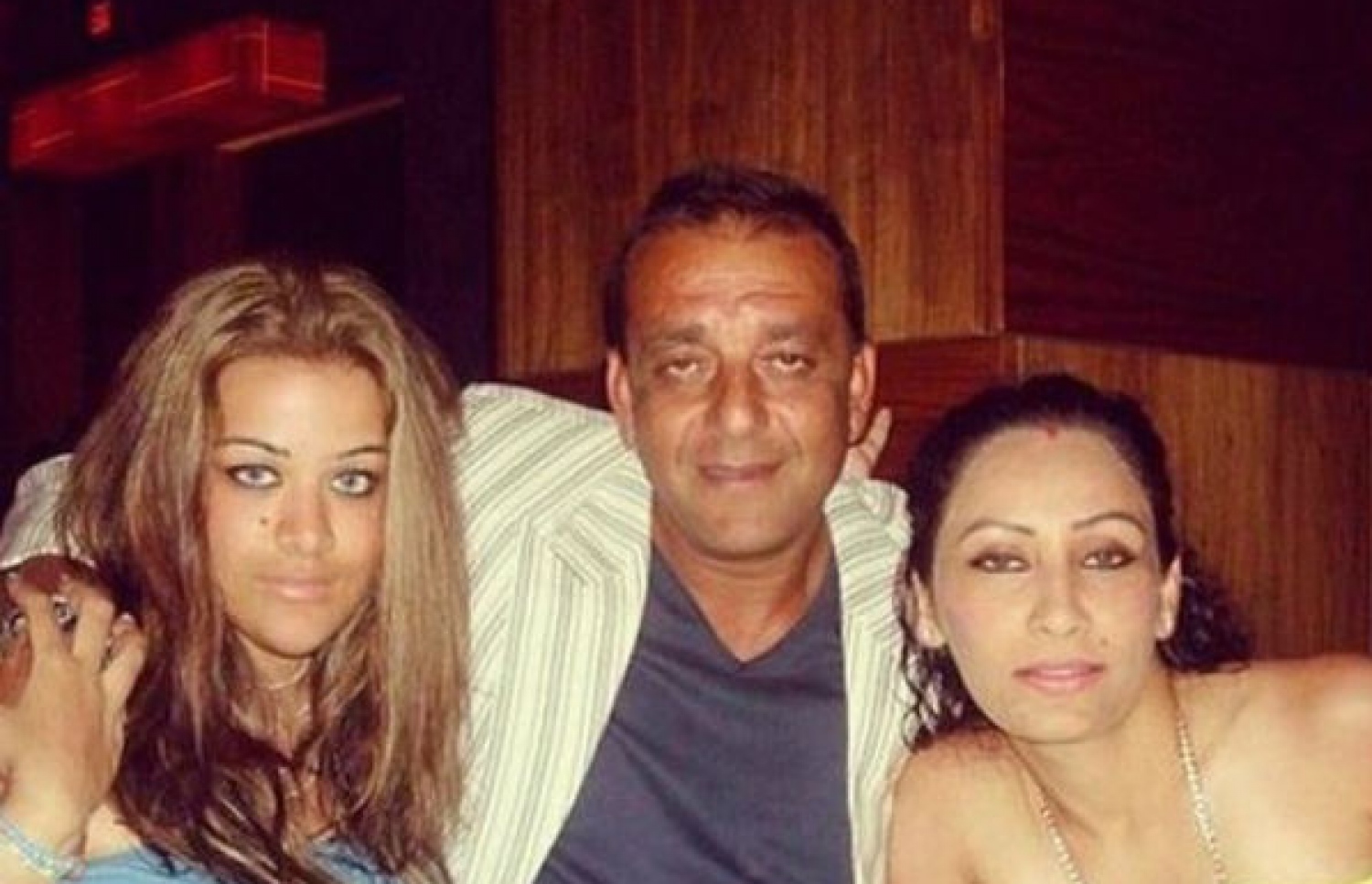 ސަންޖޭ ދަތާއި އަންހެނުން މަަންނީތާ (ކ) އަދި ދަރިފުޅު ޓްރިޝަލާ