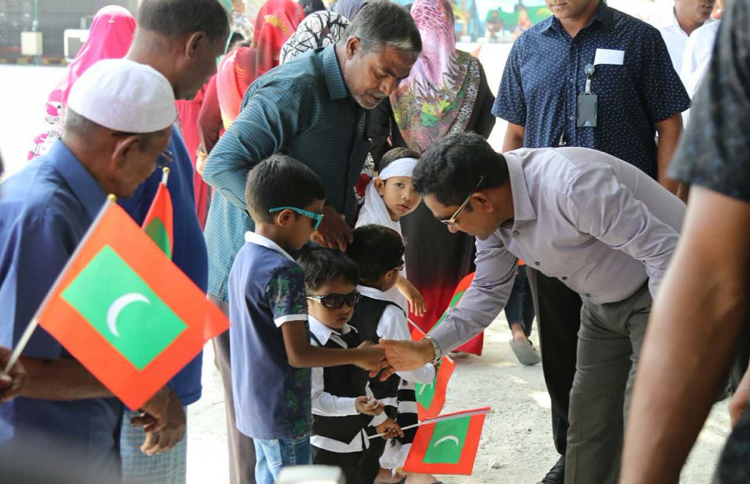 މިދިޔަ ހަފުތާގައި ރައީސް ޔާމީން ތުލުސްދު އަށް ވަޑައިގެން އެ ރަށުގެ ކުޑަކުއްޖަކާ ސަލާމްކުރައްވަނީ: އަންނަ އަހަރުގެ އިންތިޚާބަށް ކެމްޕޭންގެ ހަރަކާތްތައް މިހާރު ވެސް ވަނީ ފައްޓަވާފައި. --ފޮޓޯ: ހައުސިން މިނިސްޓްރީ